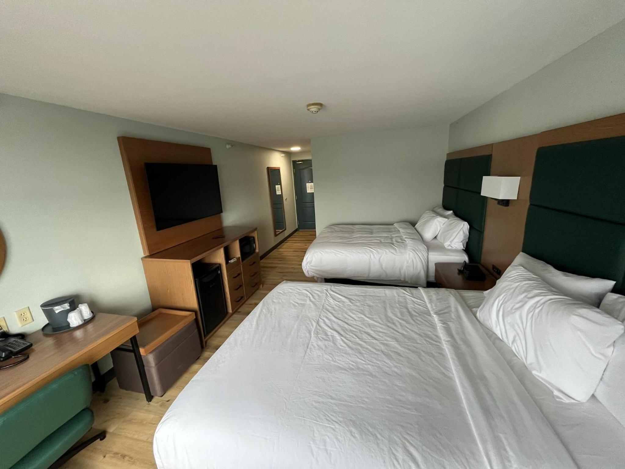 Queen Room with Two Queen Beds, Mobility Access and Bathtub with Grab Bars, Non-Smoking - Photo 8
