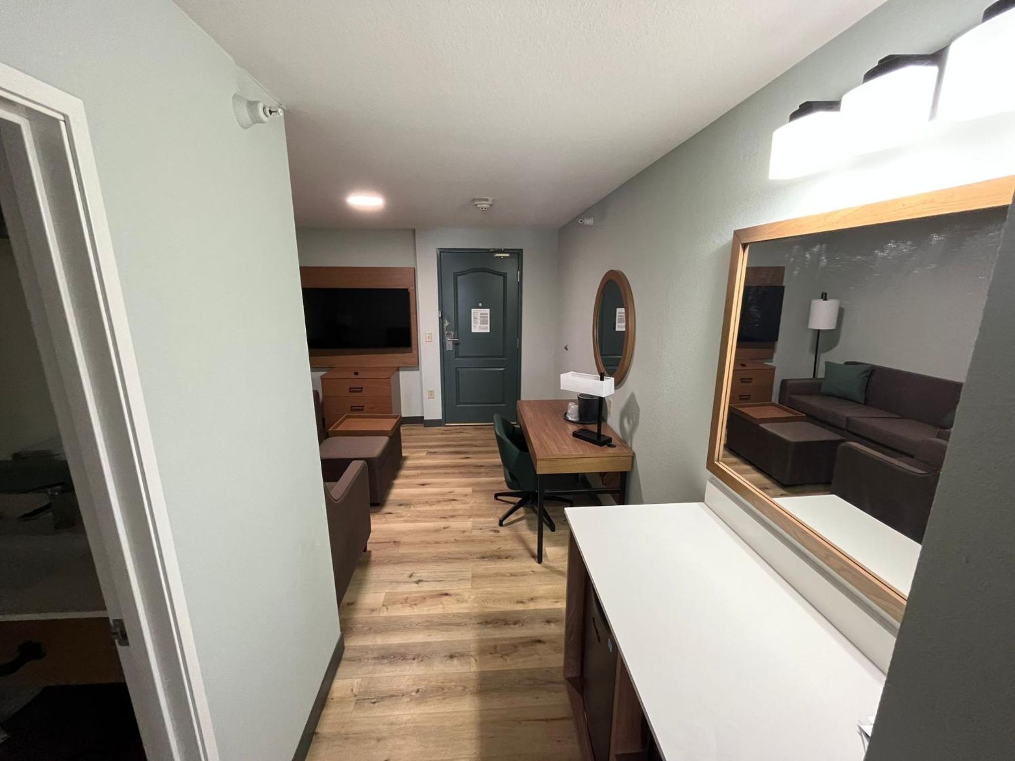 King Suite - Non-Smoking - Photo 4
