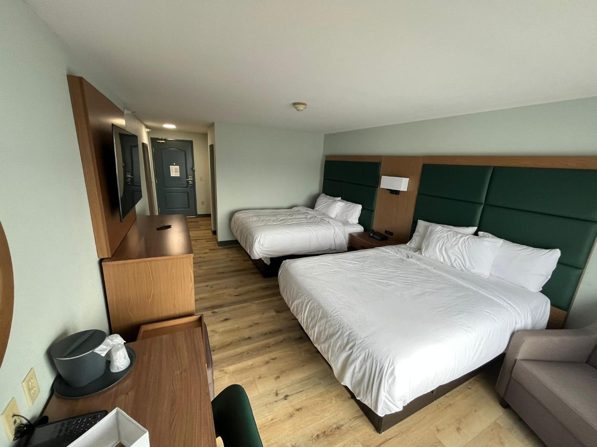 Queen Room with Two Queen Beds - Non-Smoking - Photo 16