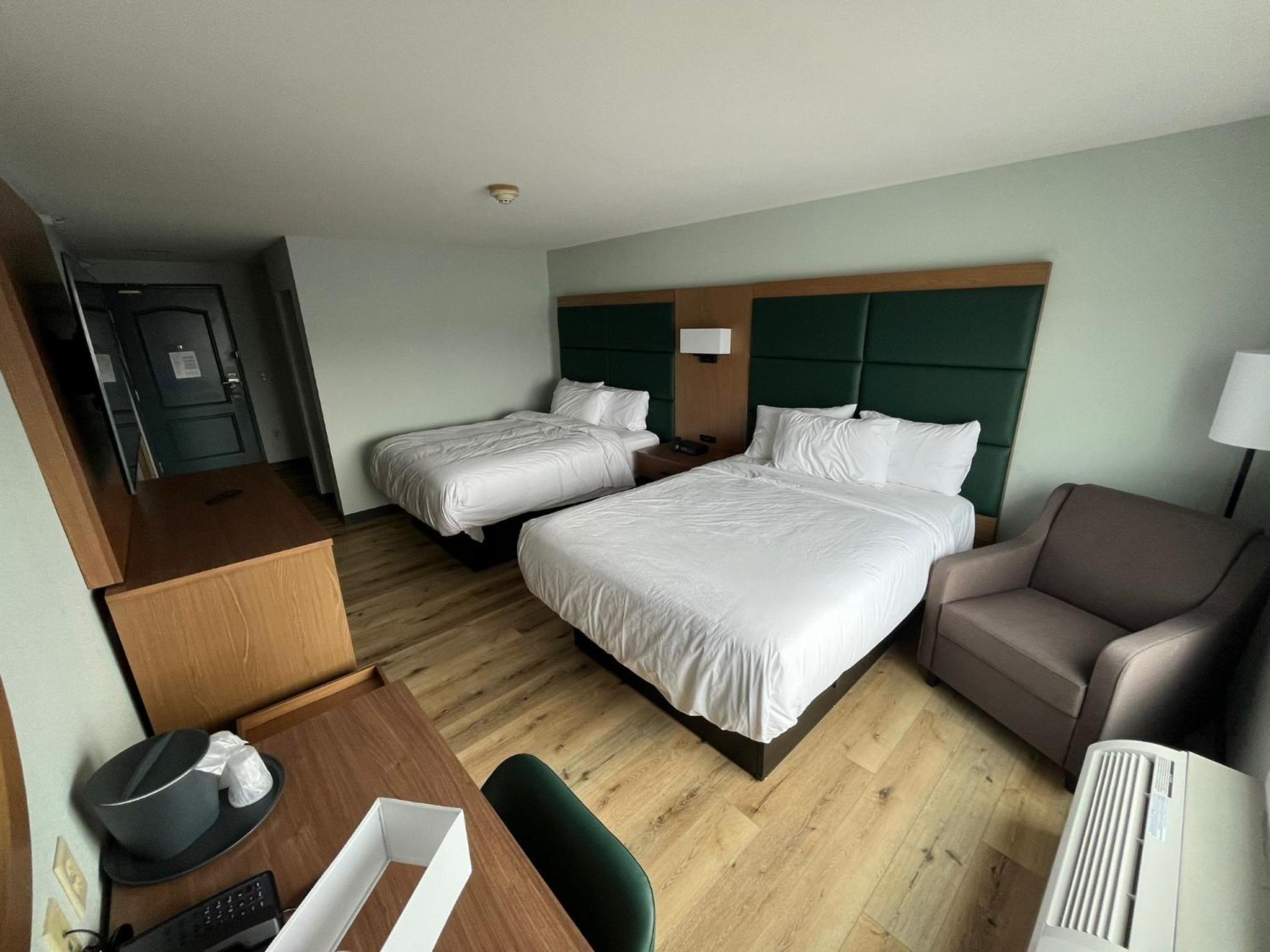 Queen Room with Two Queen Beds - Non-Smoking - Photo 7