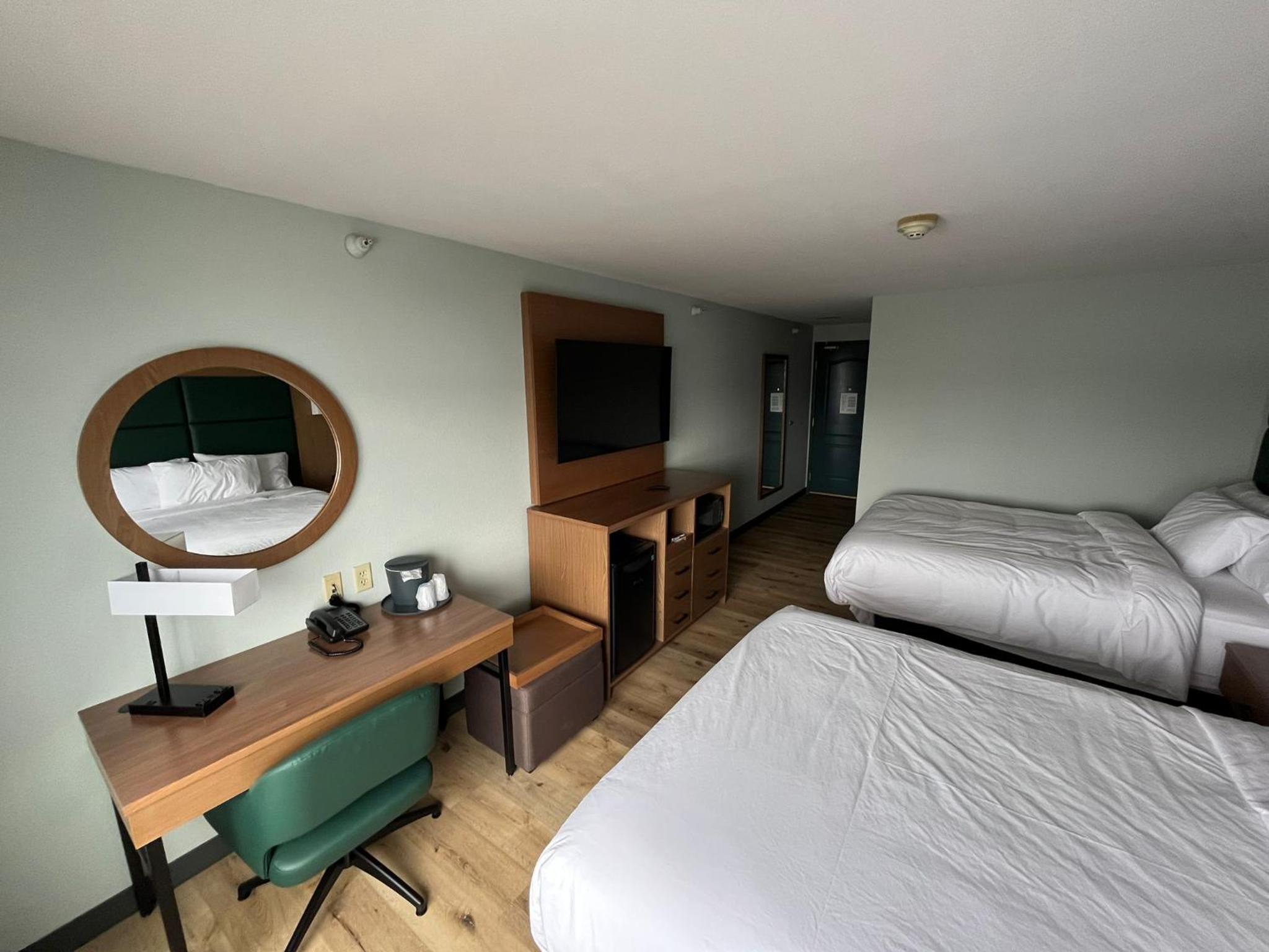 Queen Room with Two Queen Beds - Non-Smoking - Photo 15