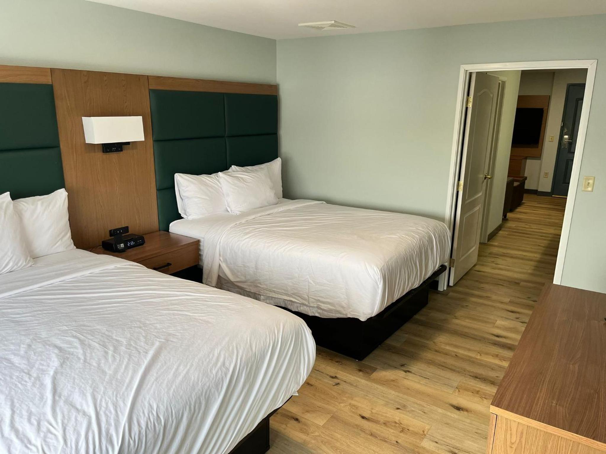 Queen Room with Two Queen Beds - Non-Smoking - Photo 12