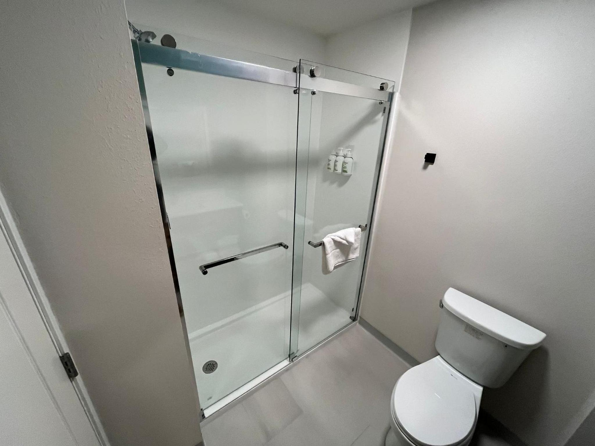 King Suite - Non-Smoking - Photo 8