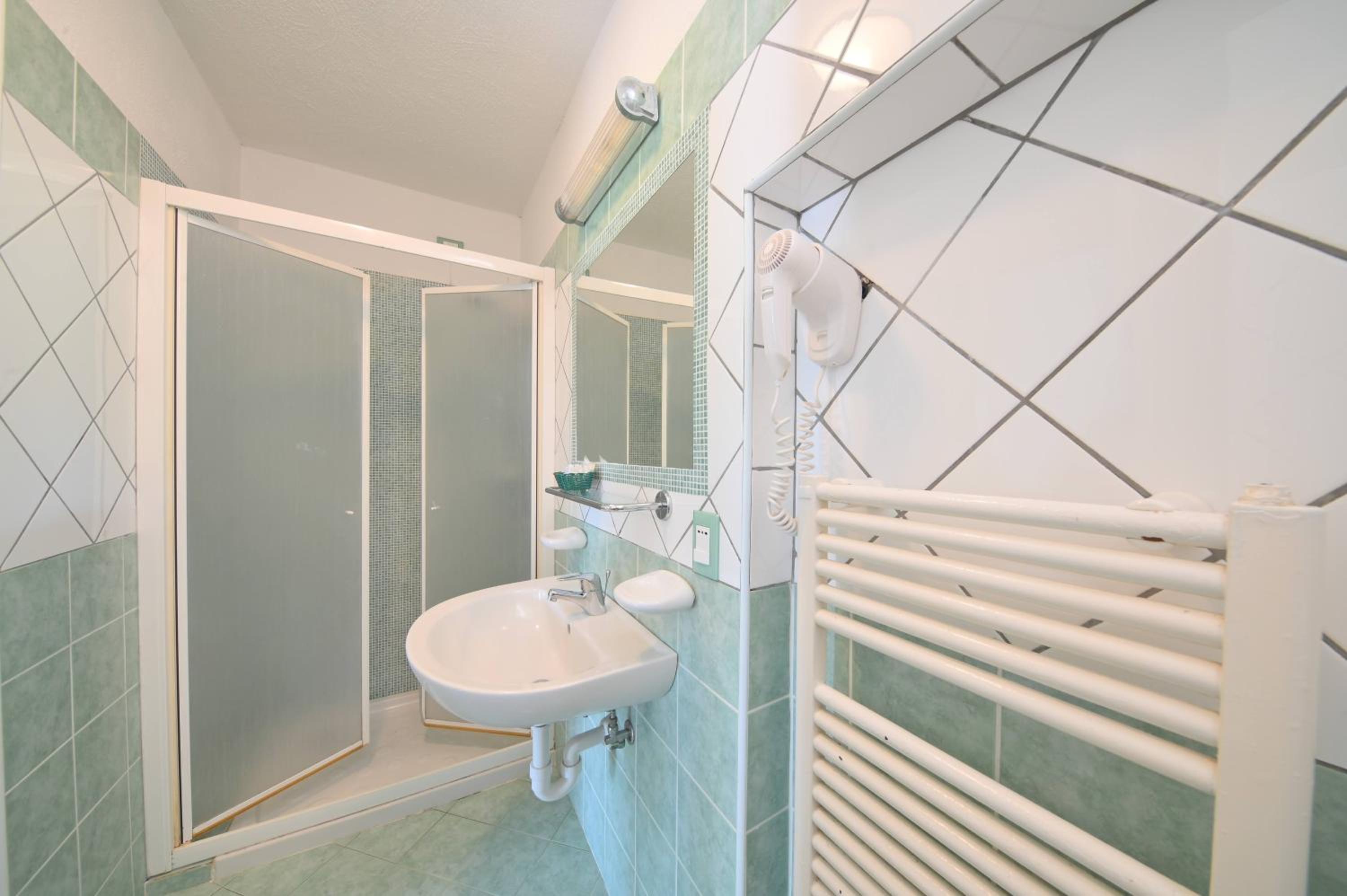 Quadruple Room - Photo 12