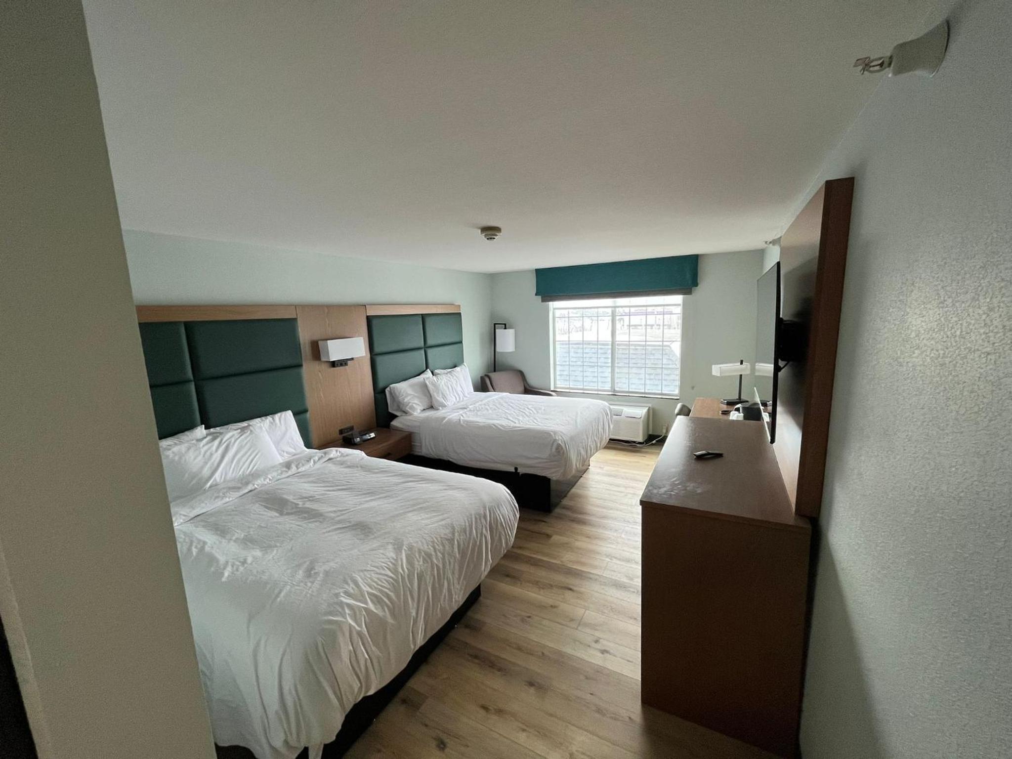 Queen Room with Two Queen Beds - Non-Smoking - Photo 8