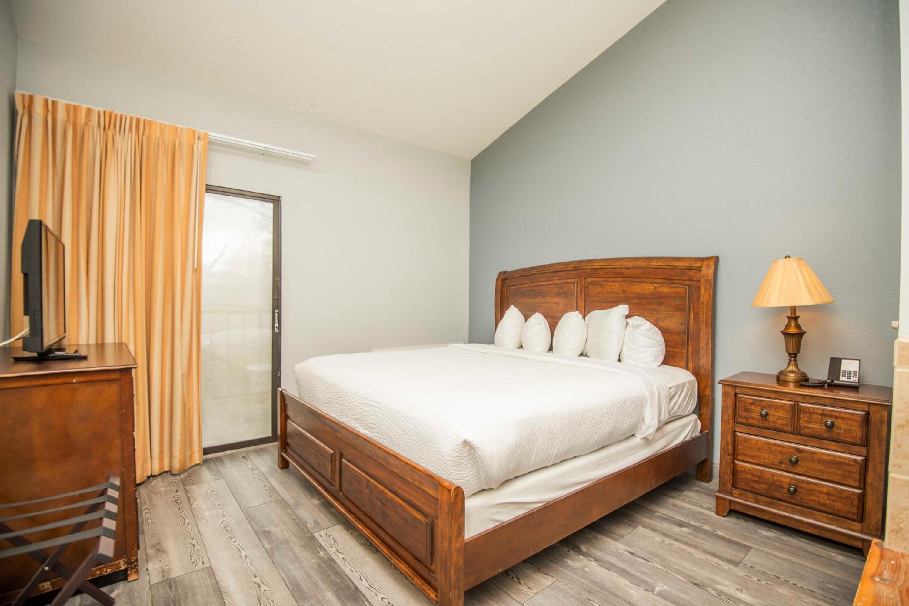 King Suite W/ Deluxe Fireplace And Jacuzzi