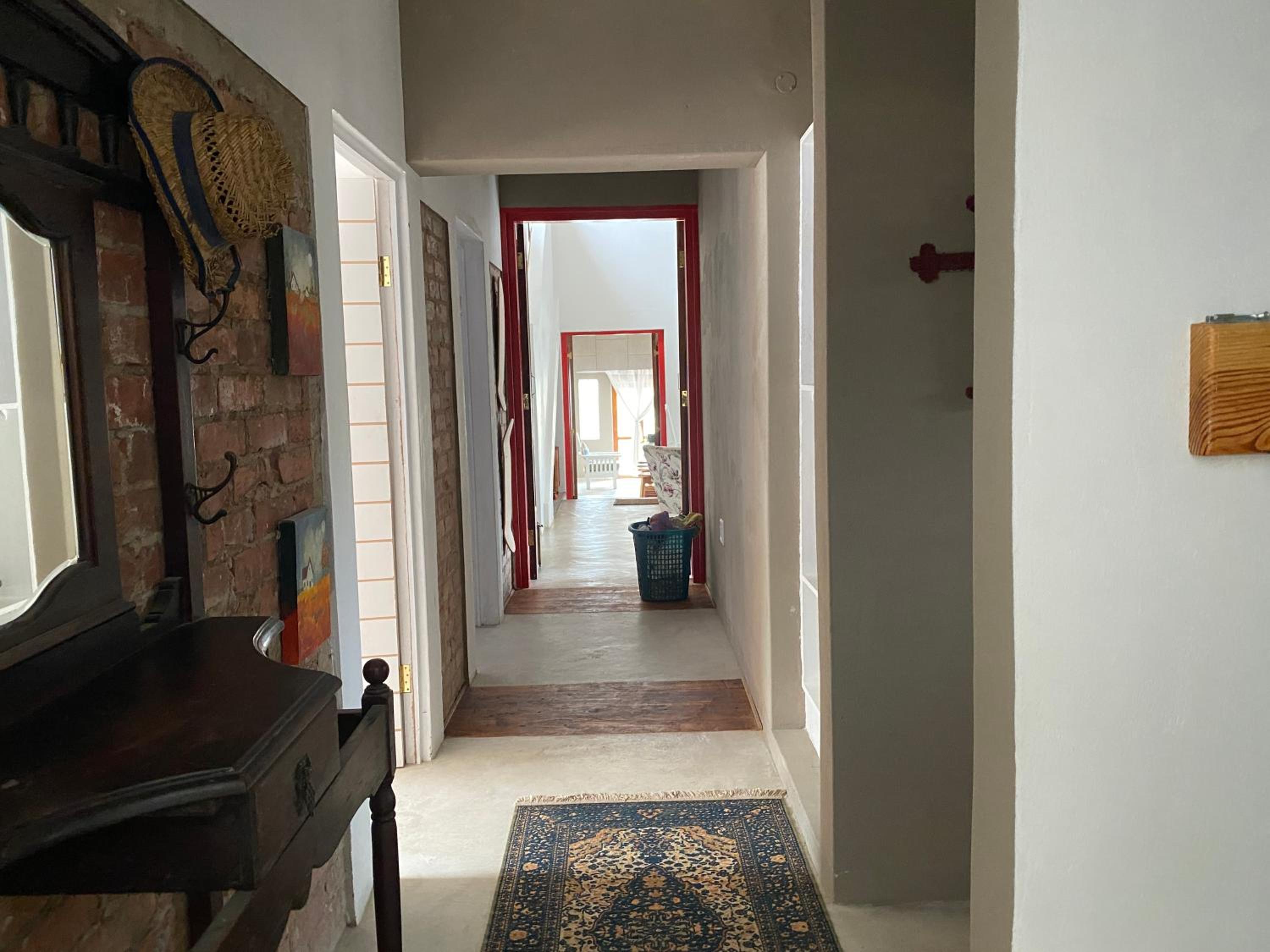 Five-Bedroom House photo 1