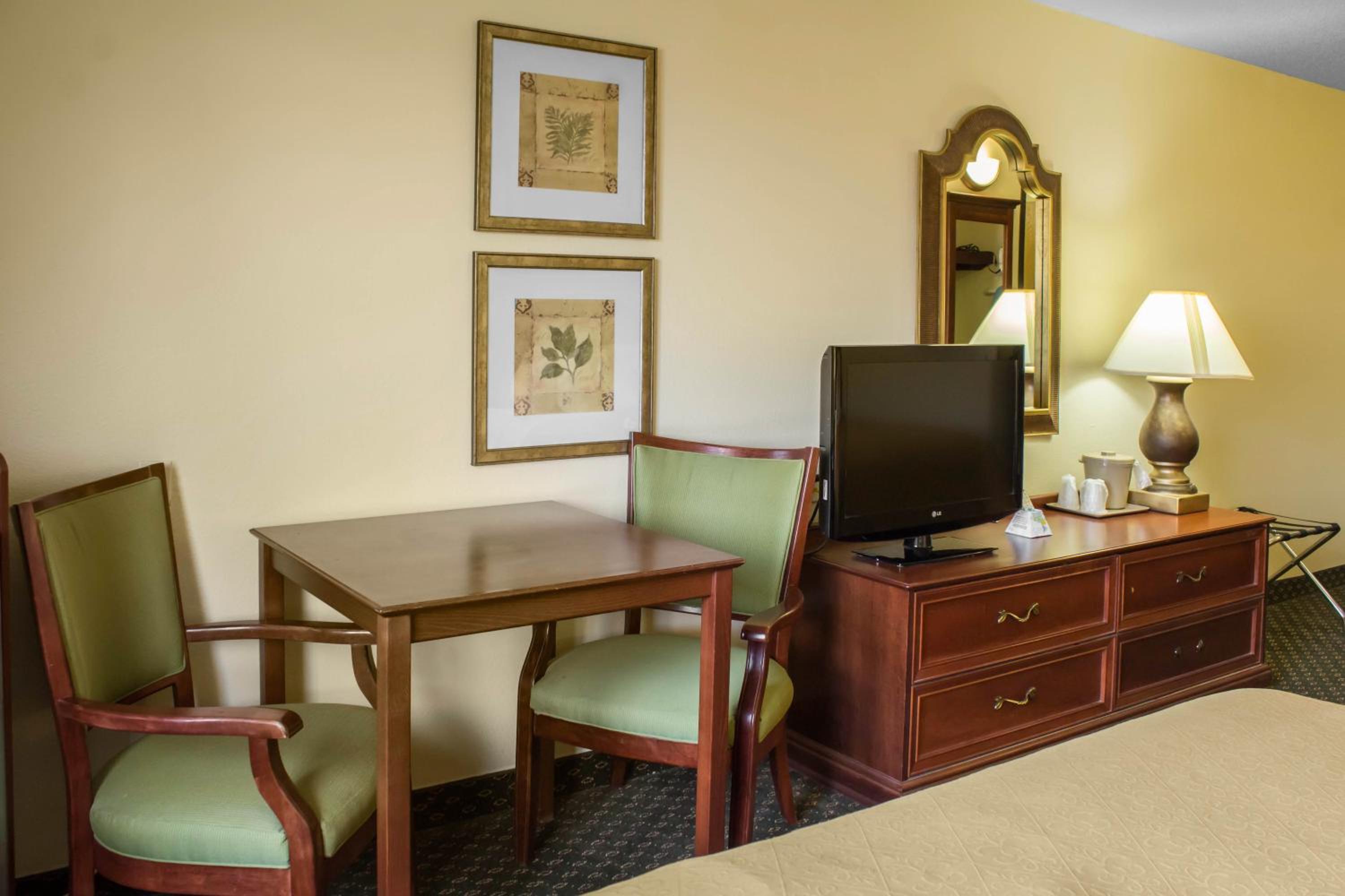 Quadruple Room with Two Queen Beds - Non Smoking photo 1