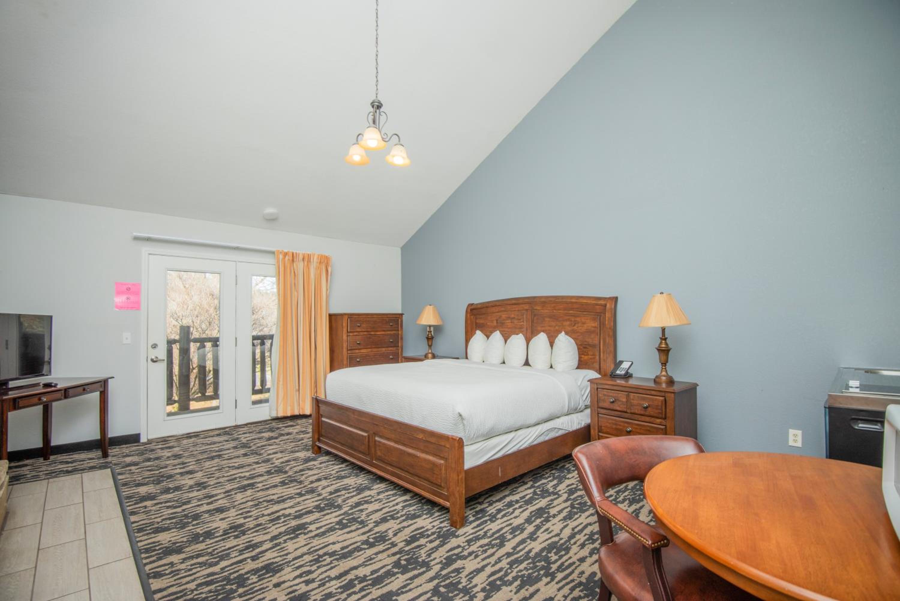 King Suite: Kitchenette, Fireplace