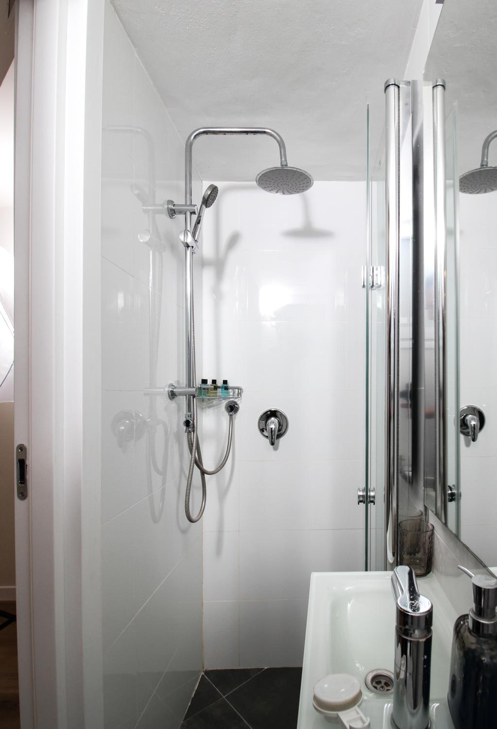 Double or Twin Room - Photo 9
