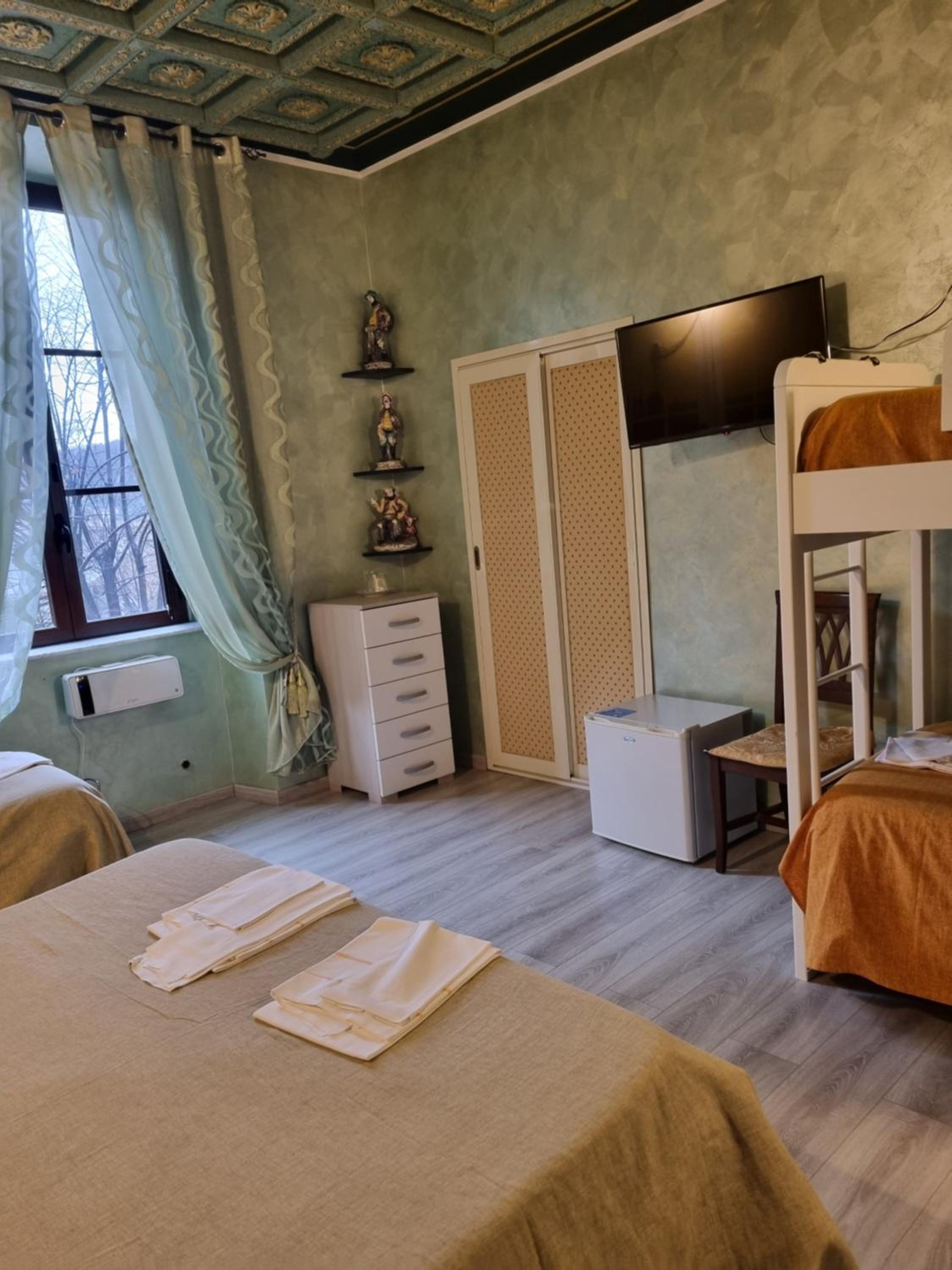 Quadruple Room with Private Bathroom - Photo 5