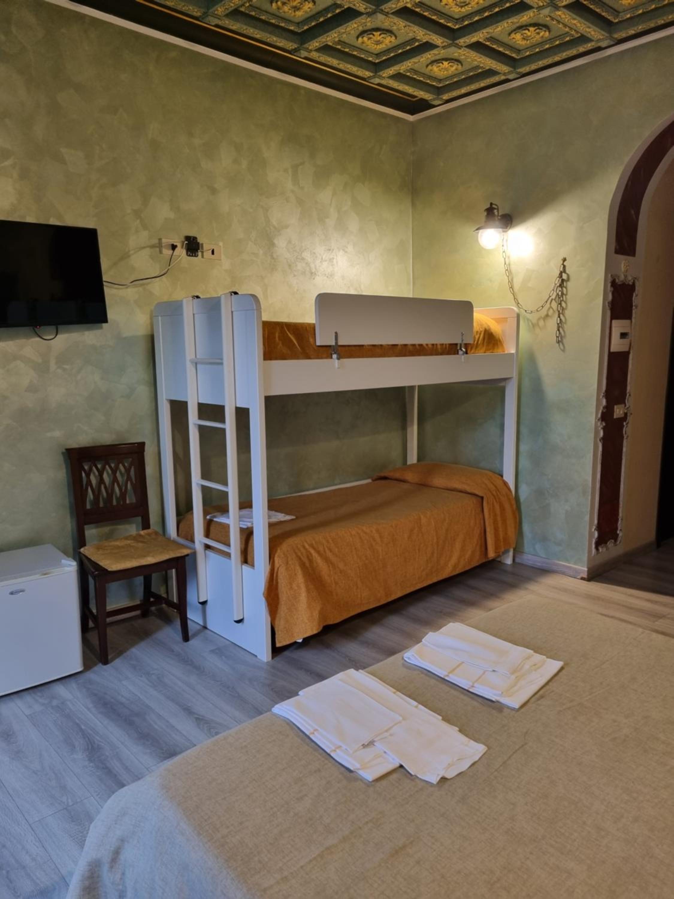 Quadruple Room with Private Bathroom - Photo 7