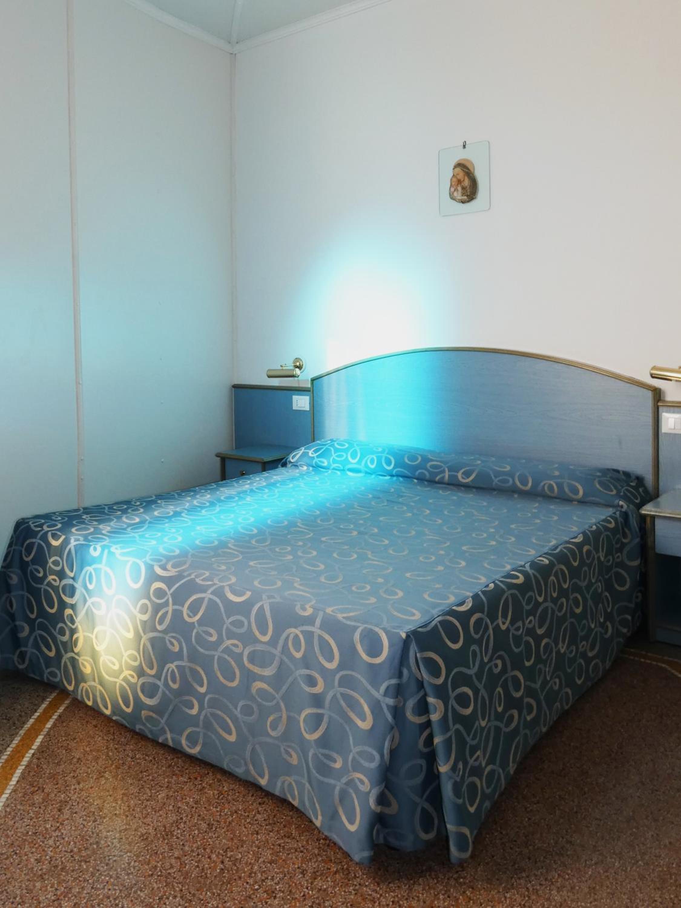 Double or Twin Room - Photo 3
