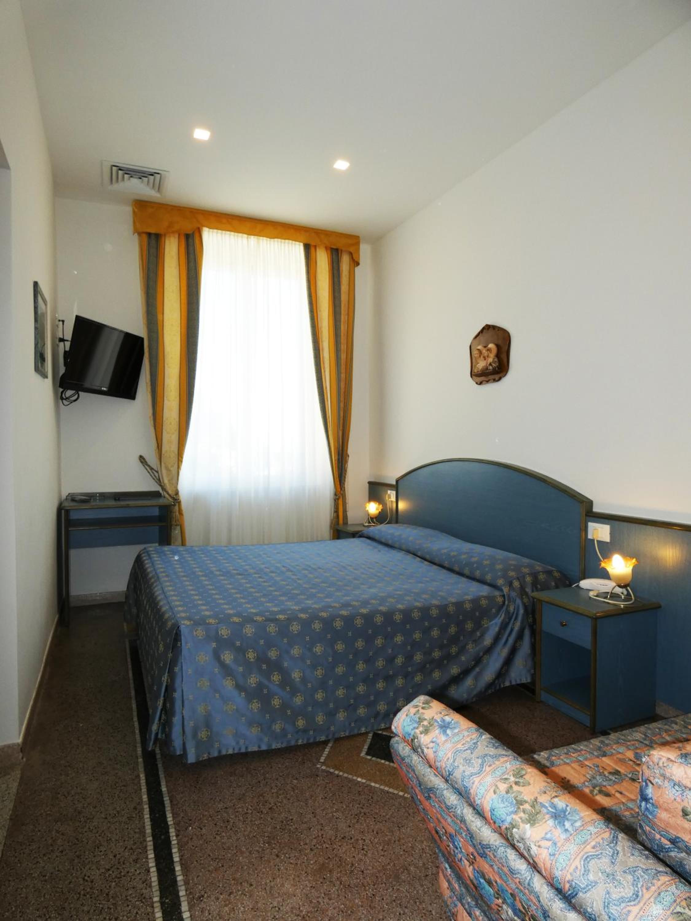 Double or Twin Room - Photo 8