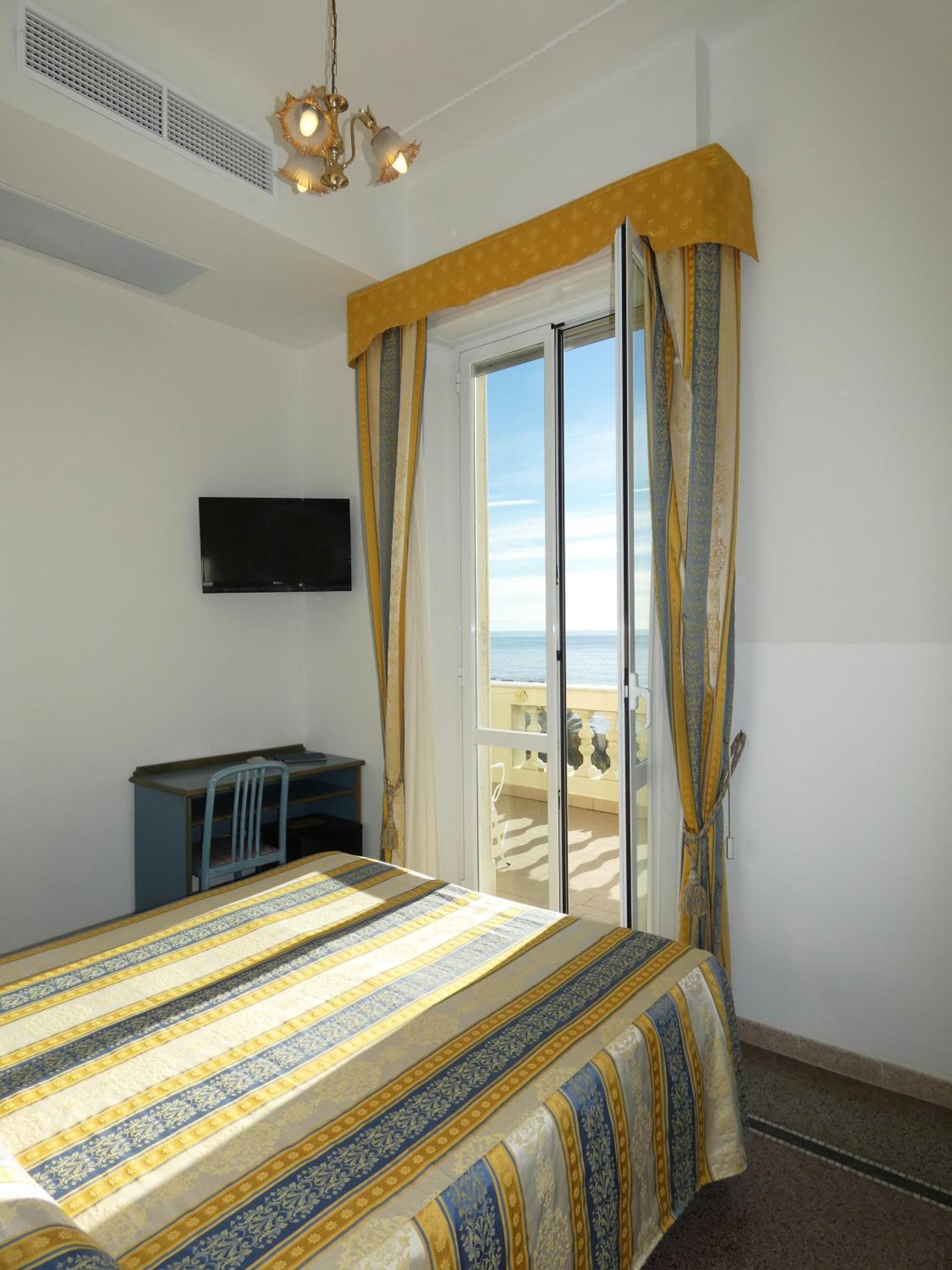 Double or Twin Room - Photo 7
