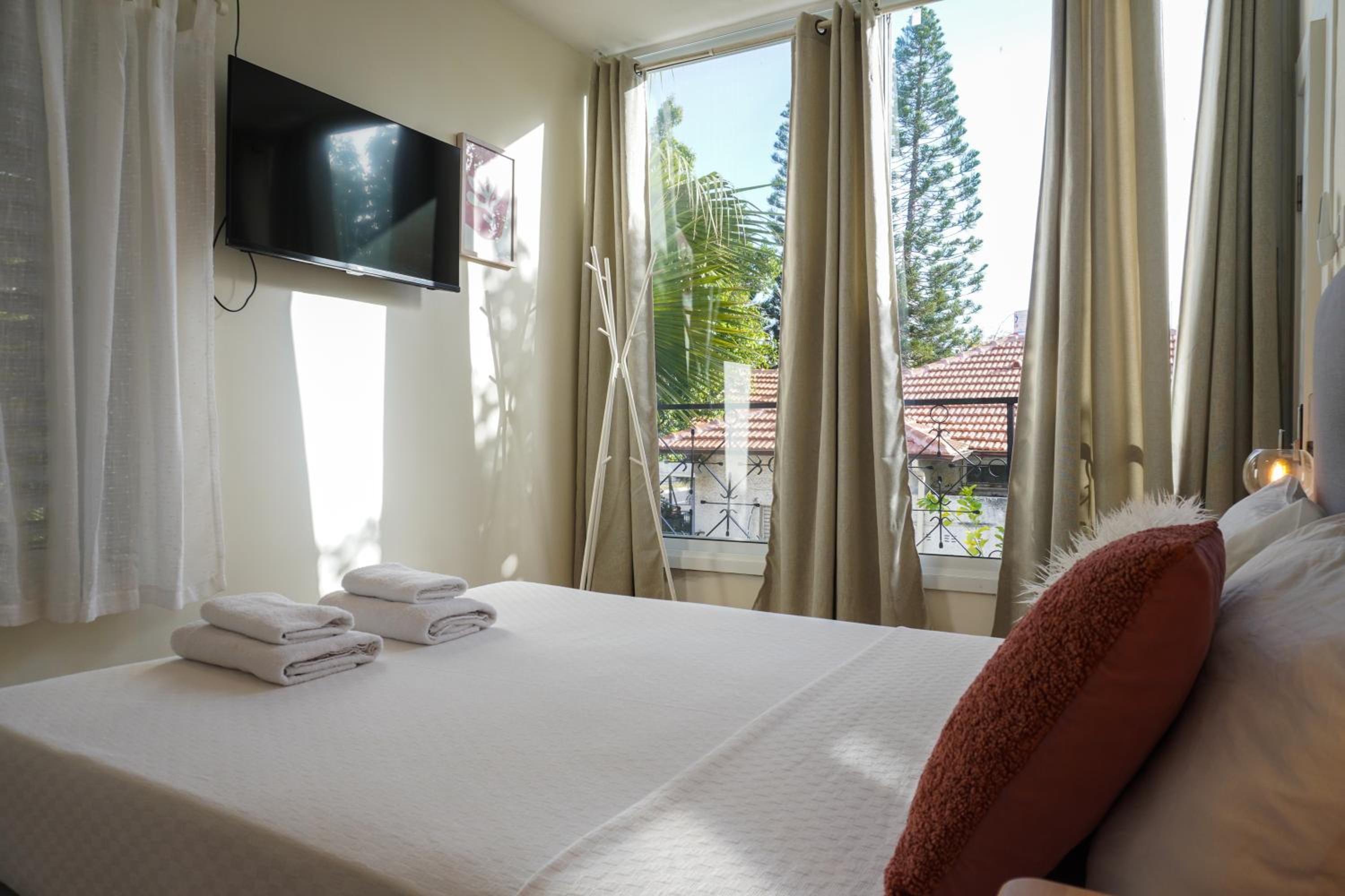 Double Room with Pool View - Photo 3