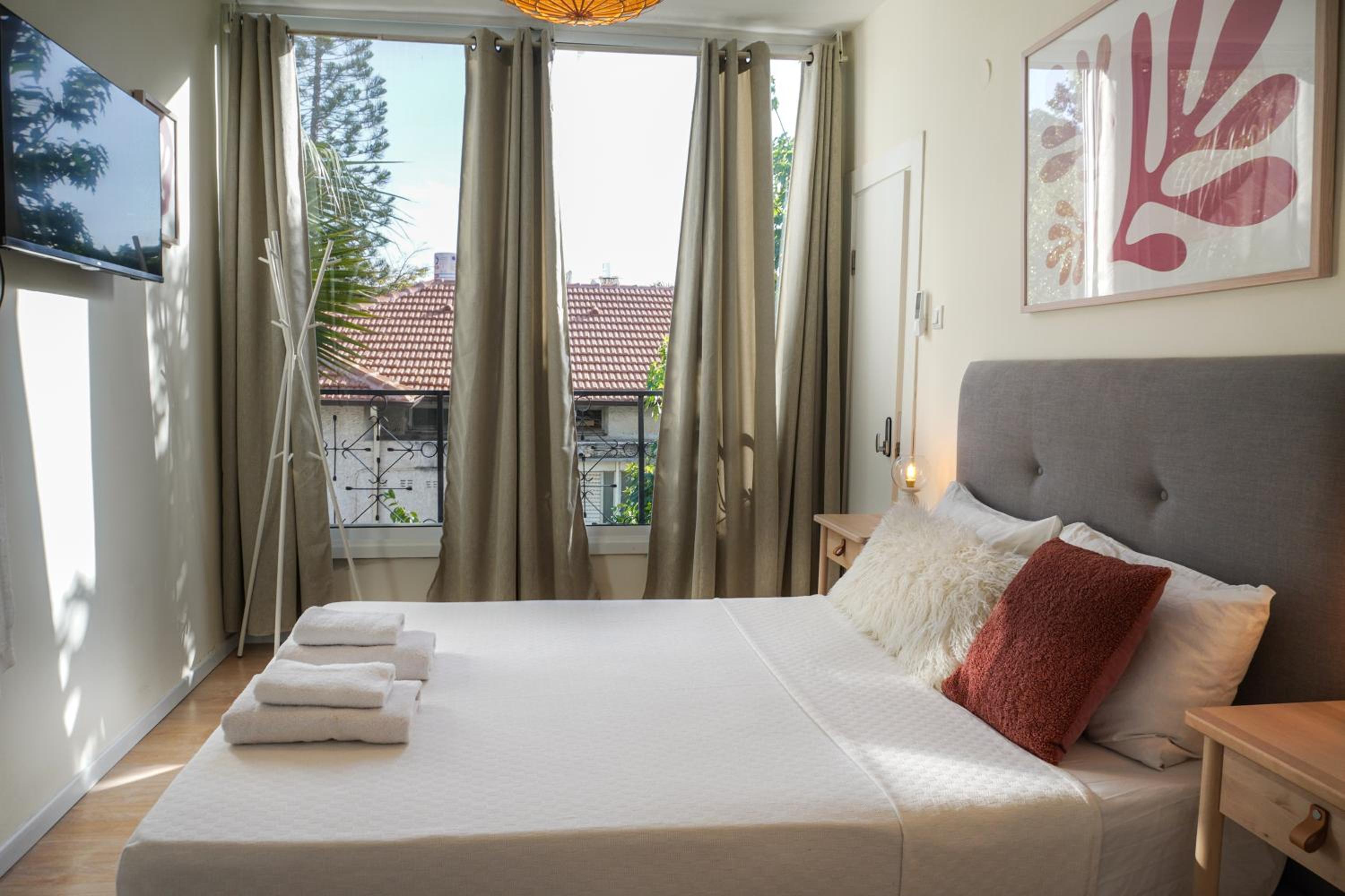 Double Room with Pool View - Photo 5
