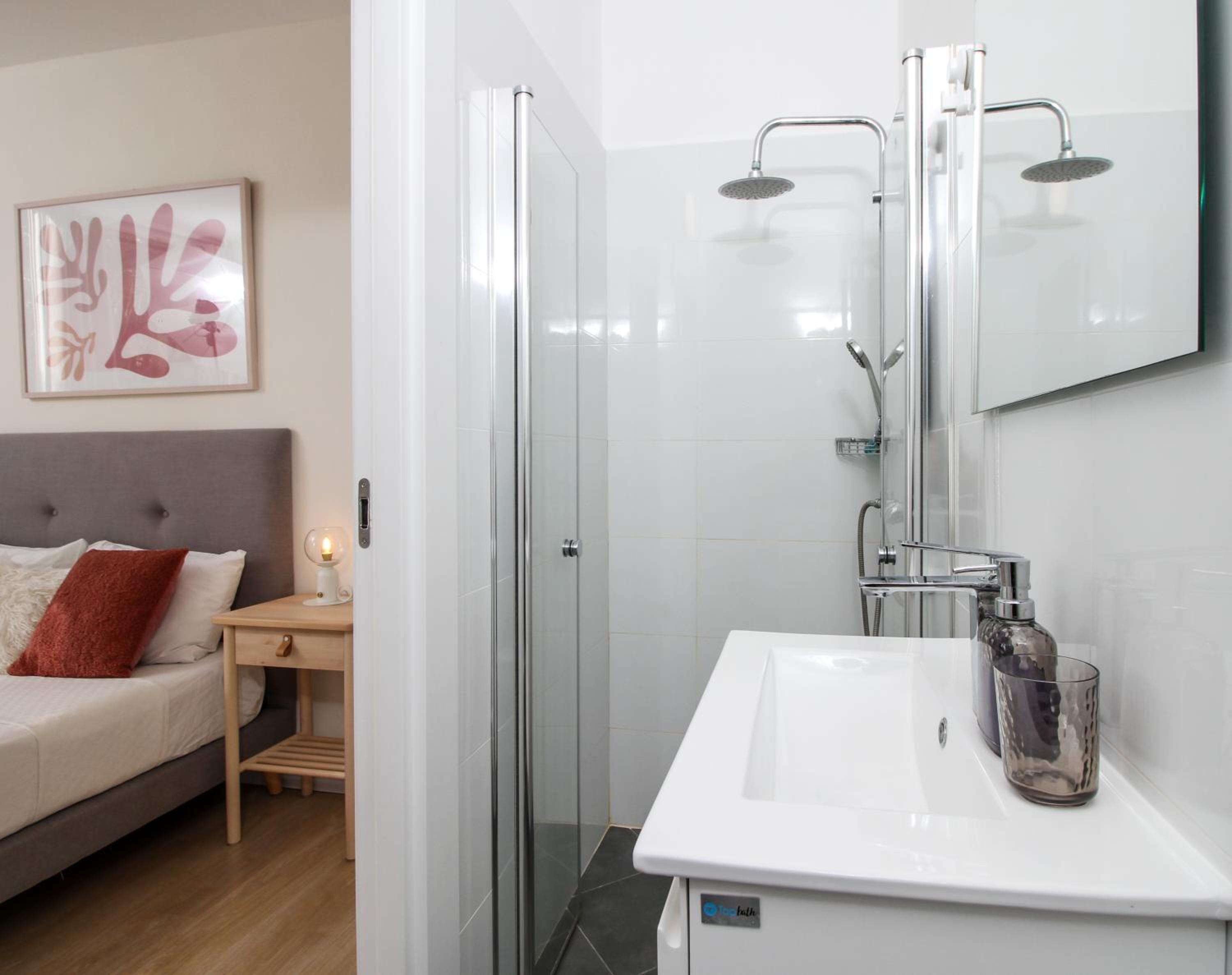Double Room with Pool View - Photo 7