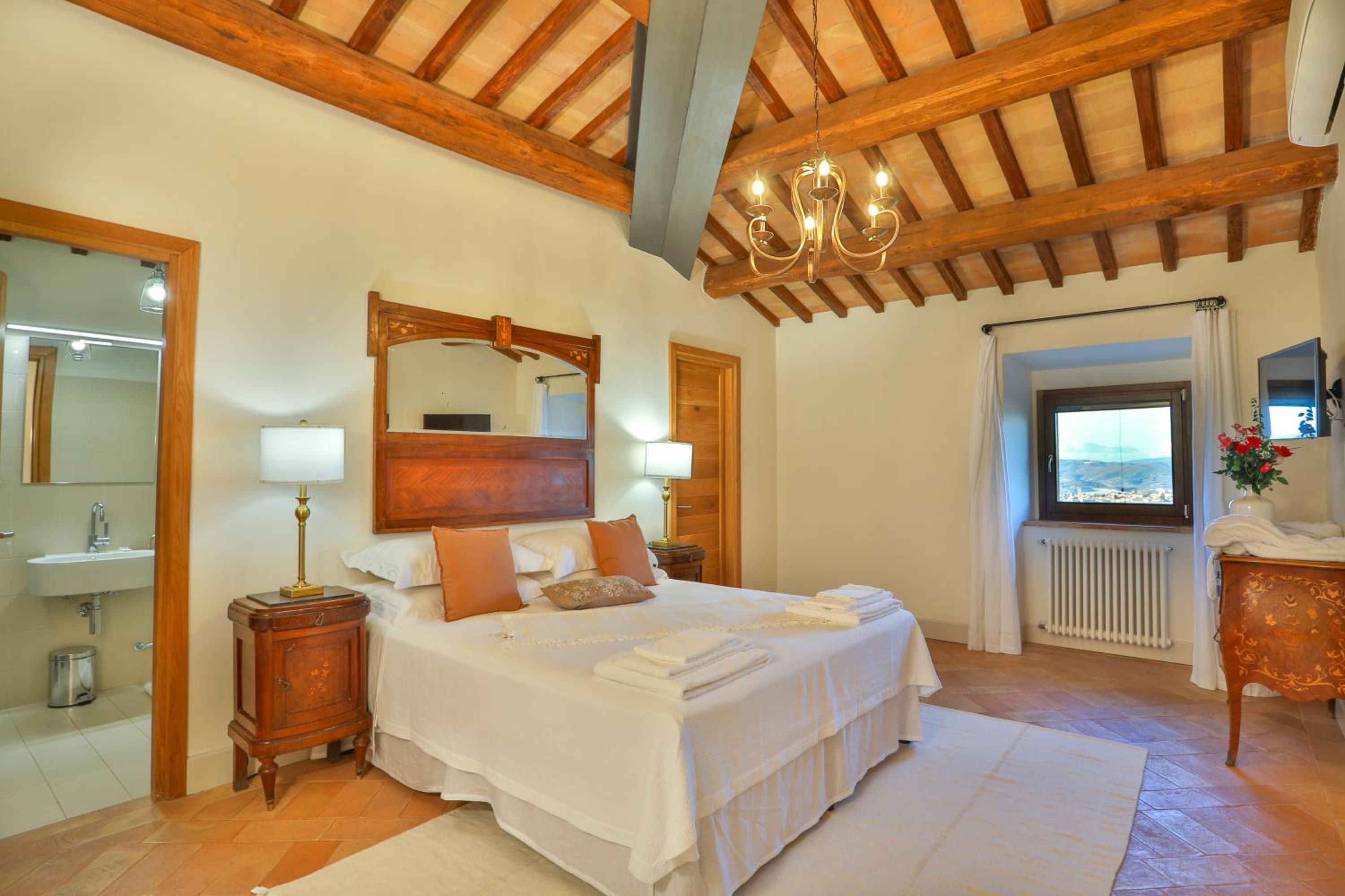 Suite with City View - Photo 5