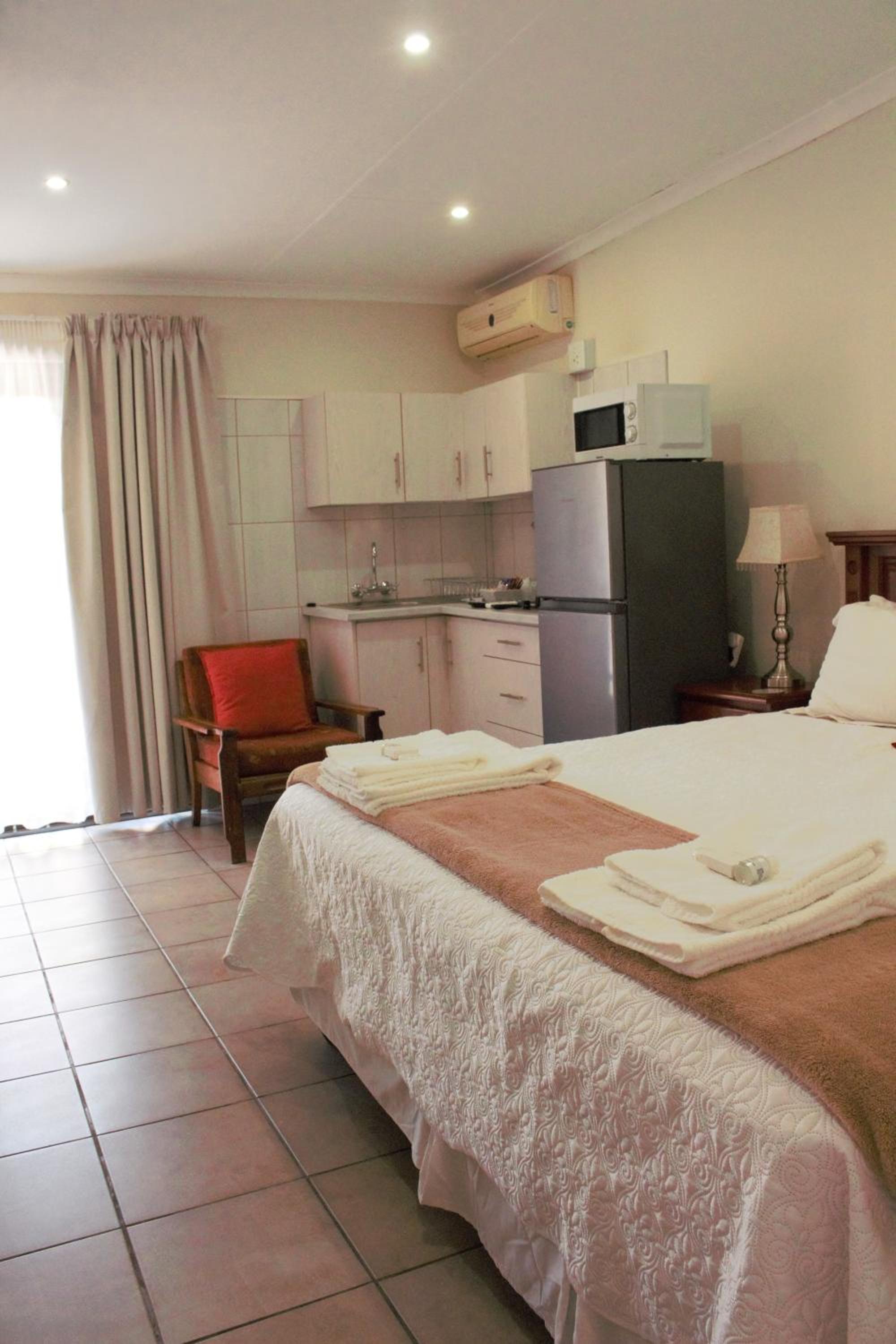 Double or Twin Room with Private Bathroom photo 2