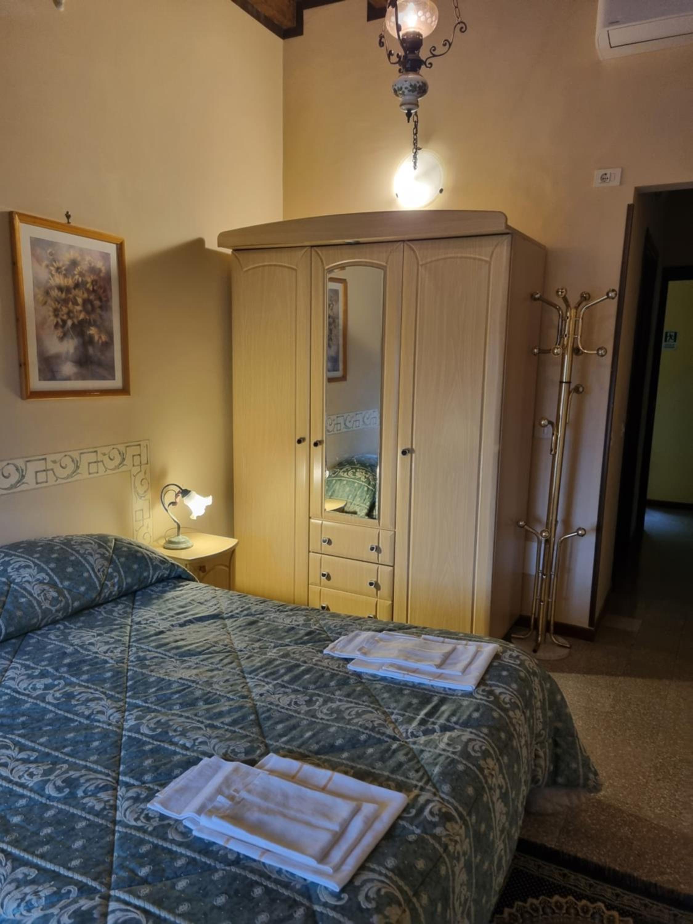 Standard Double Room - Photo 9