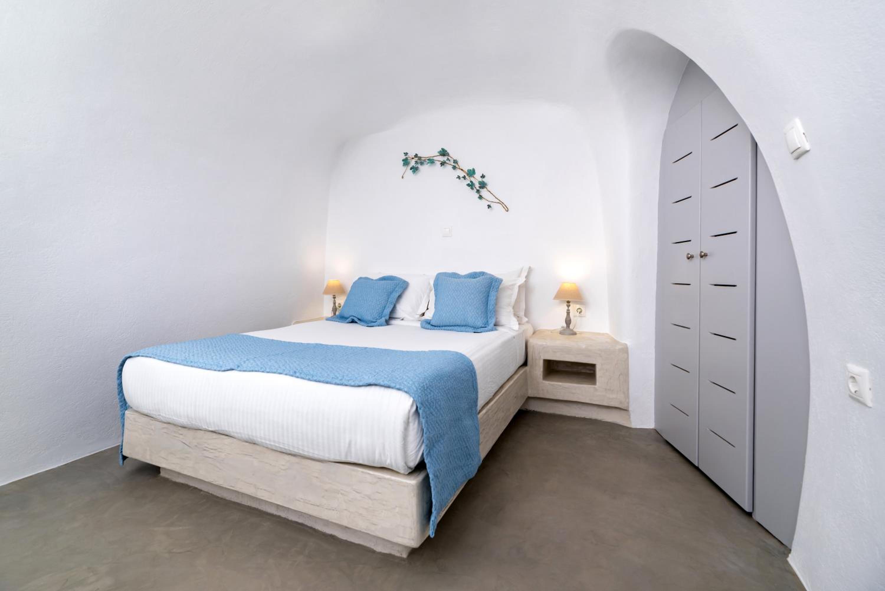 Deluxe Double Room (2 Adults + 1 Child)