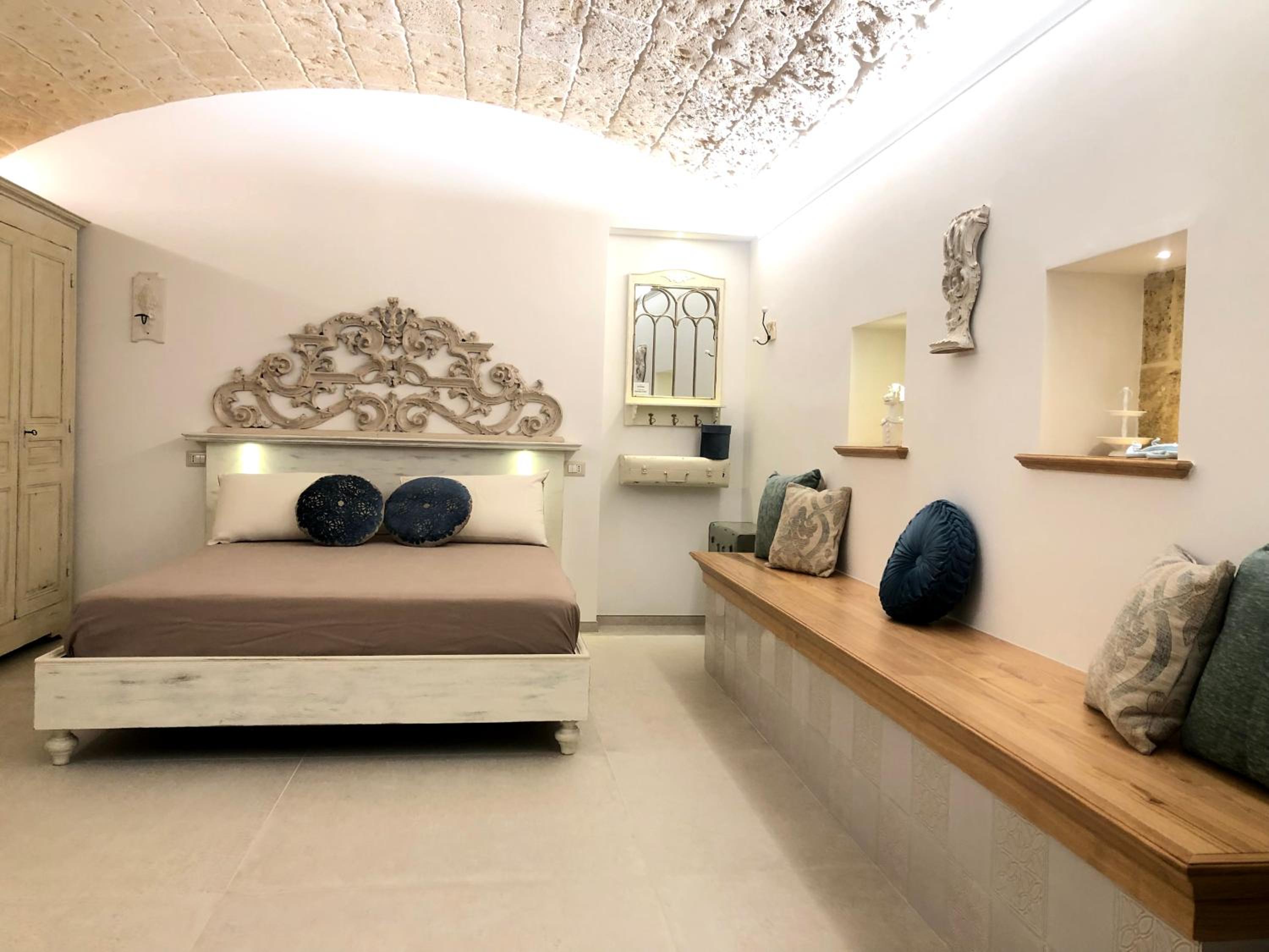 Deluxe Suite with Spa Bath photo 1