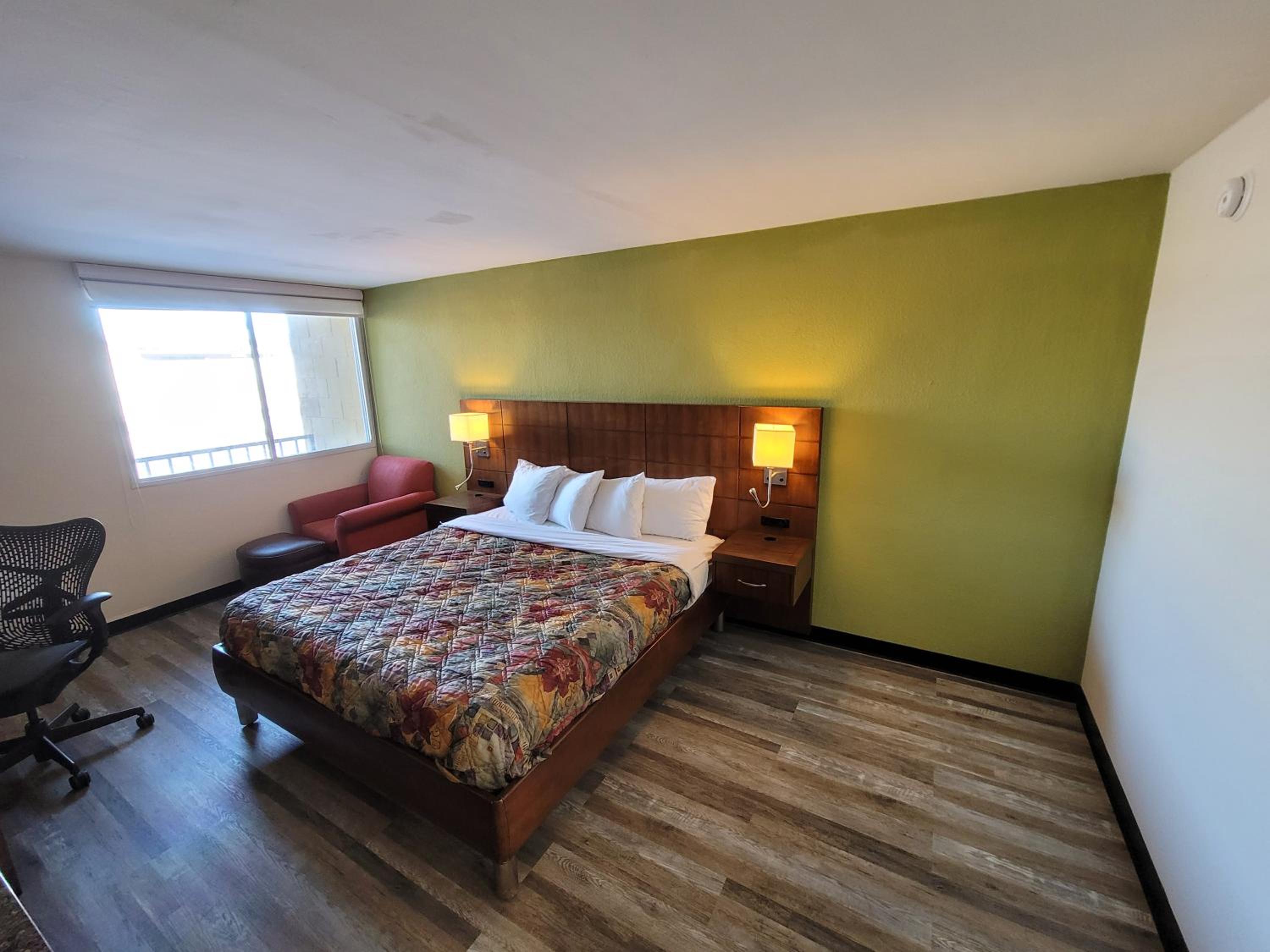 King Bed Accessible Non-Smoking - Photo 9