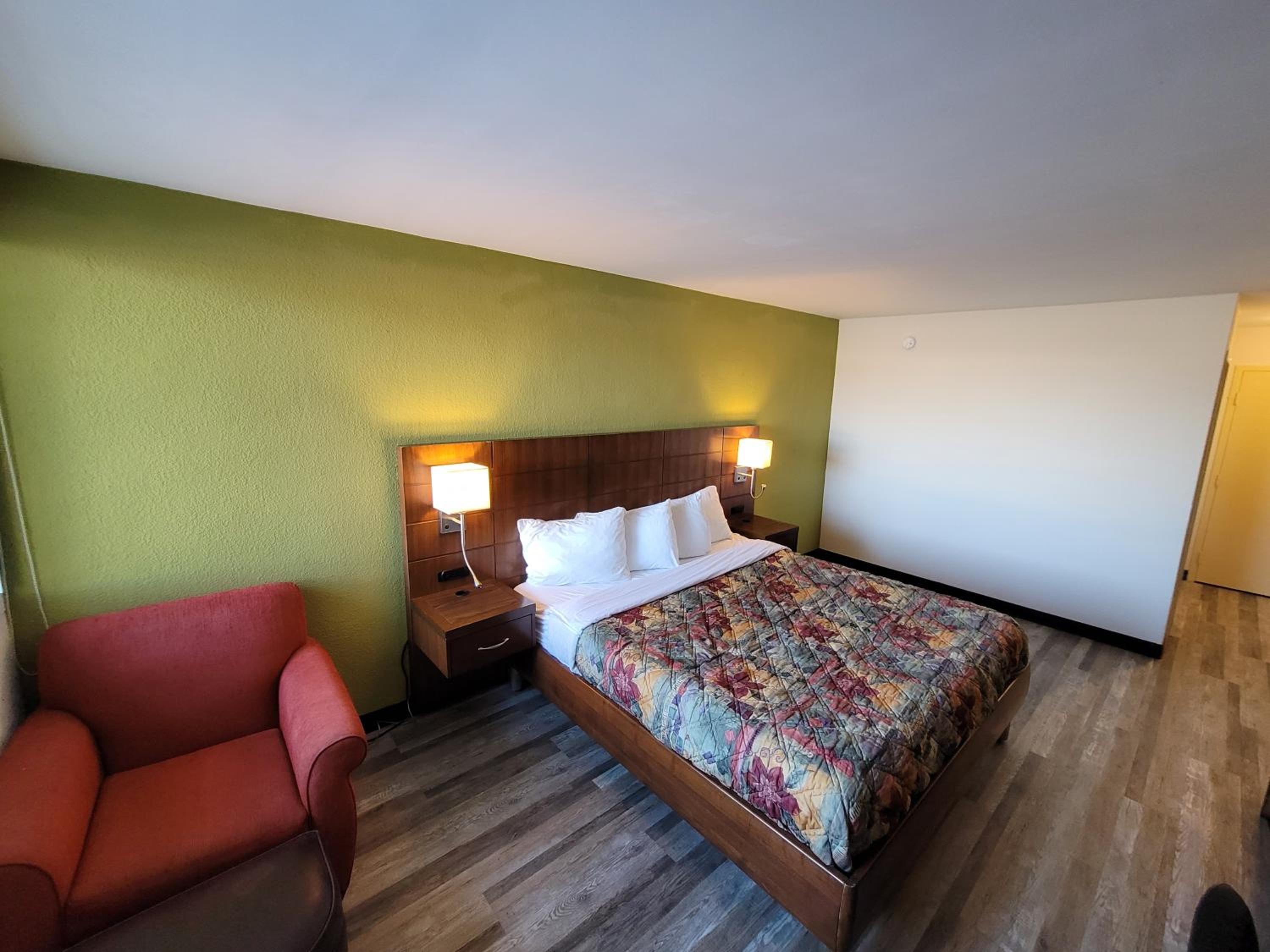 King Bed Accessible Non-Smoking - Photo 6