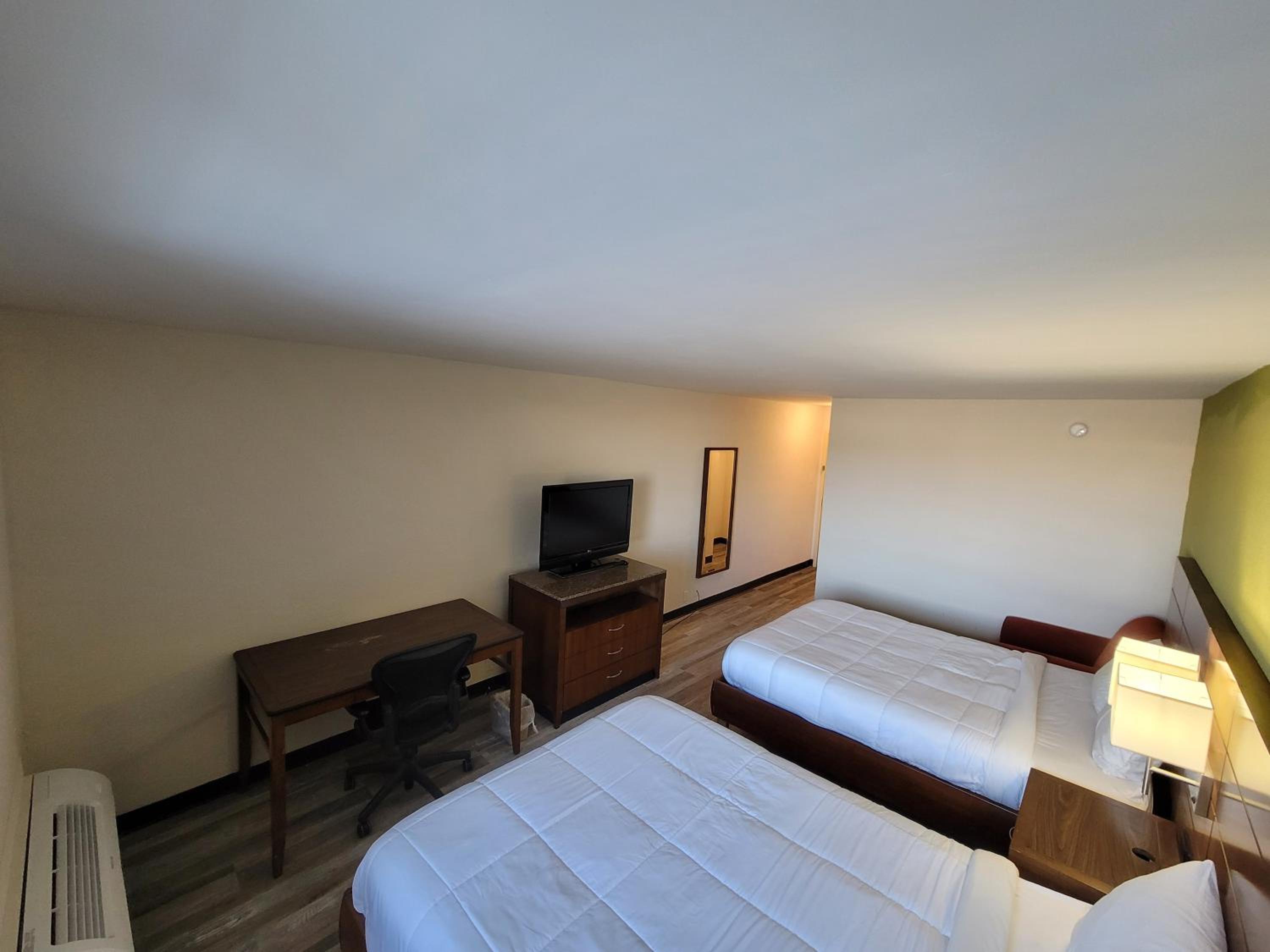 2 Queen Beds Non-Smoking - Photo 8
