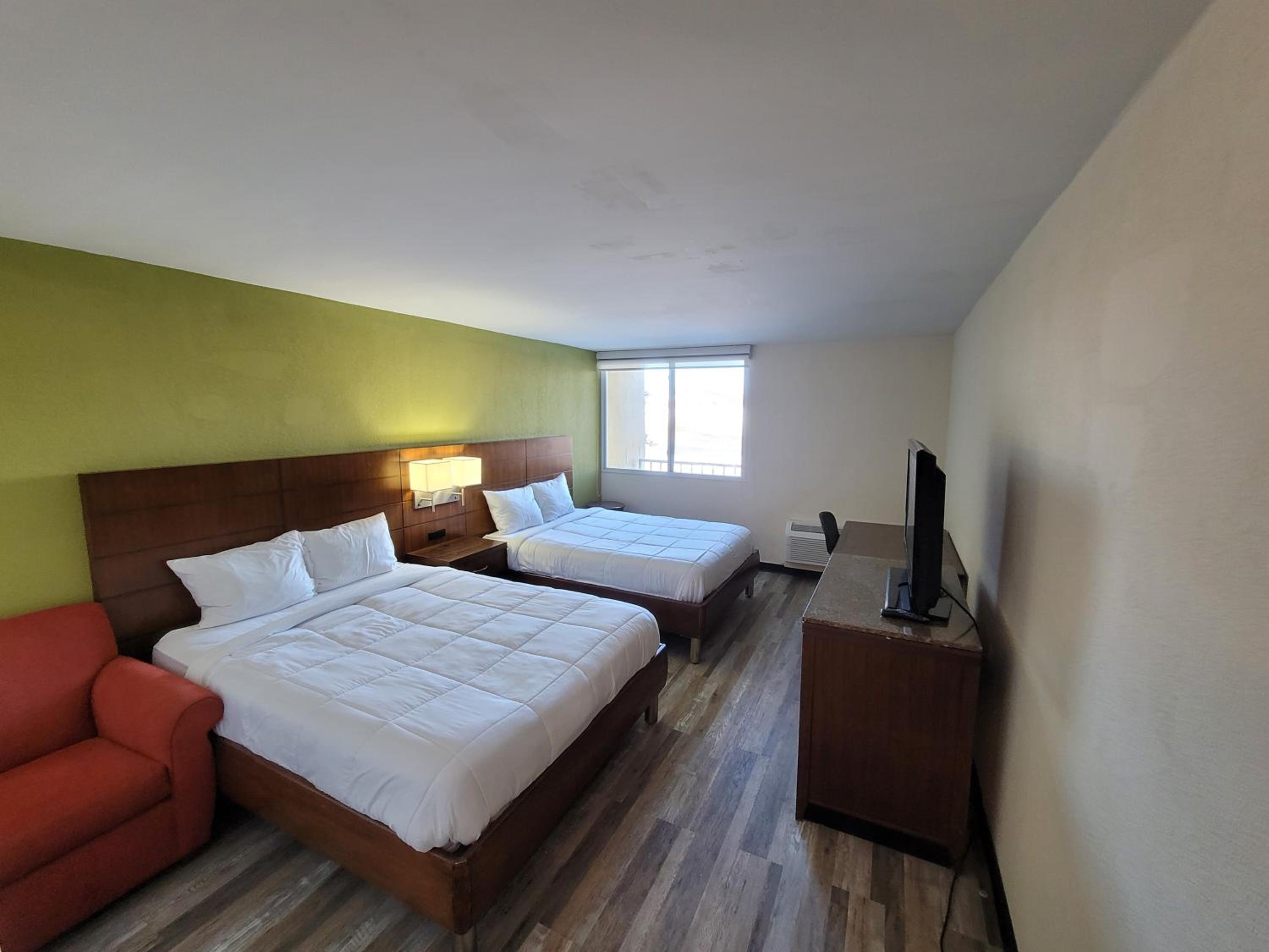 2 Queen Beds Non-Smoking - Photo 9