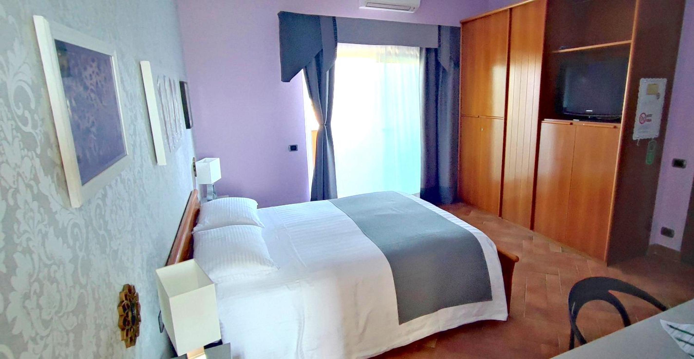 Double Room with Spa Bath photo 2