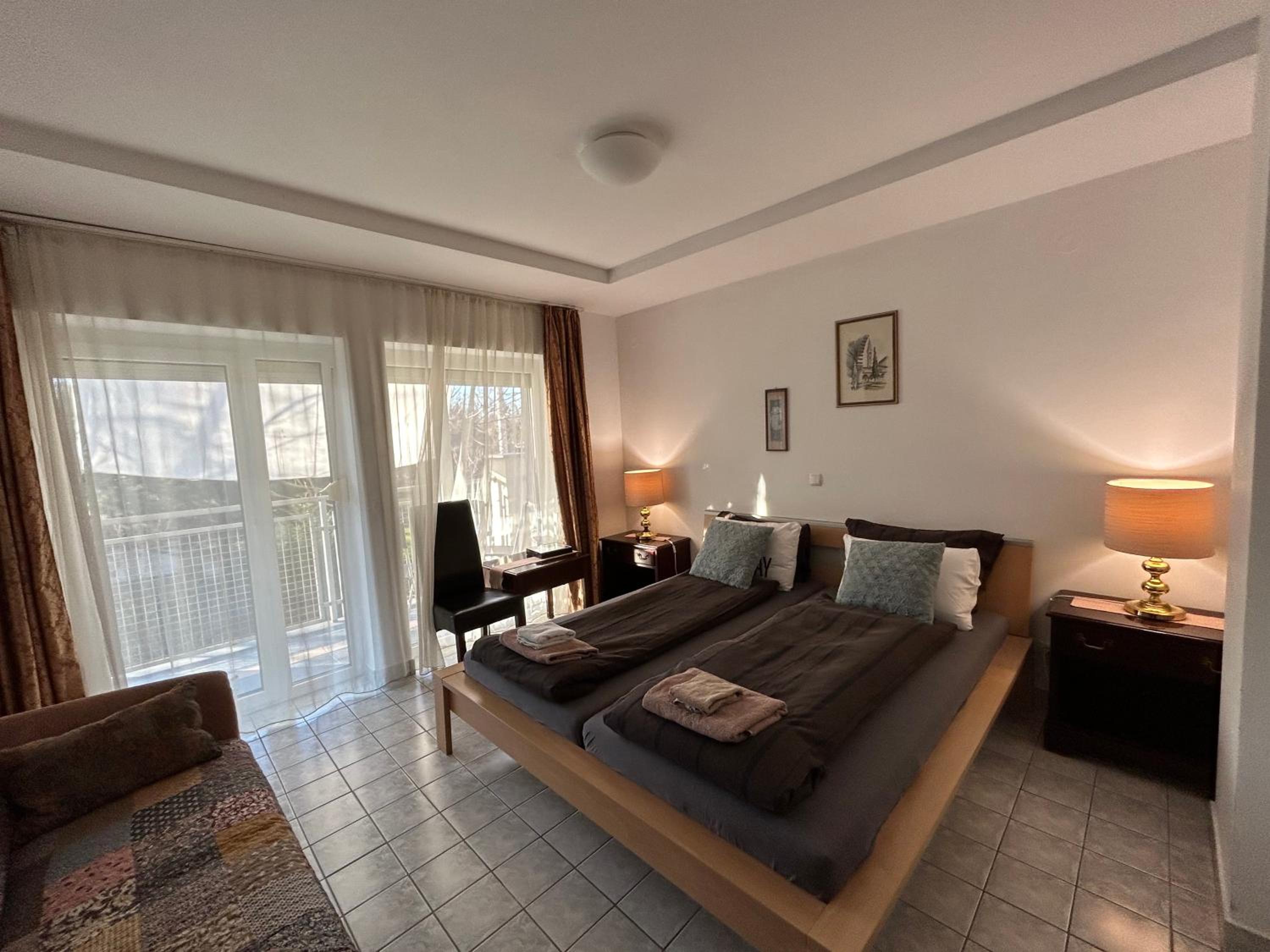 Double Room with Balcony - Photo 9