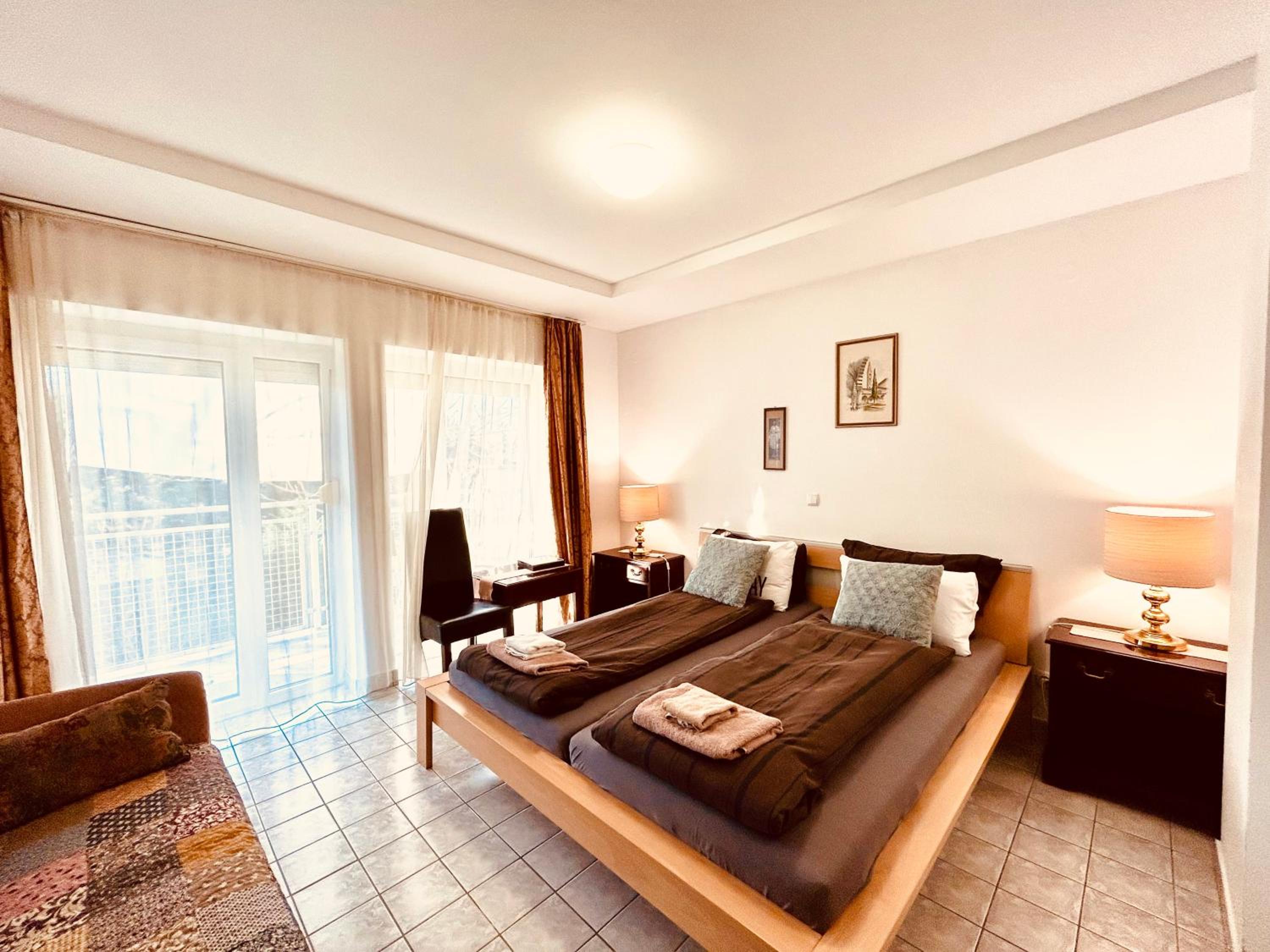 Double Room with Balcony - Photo 10