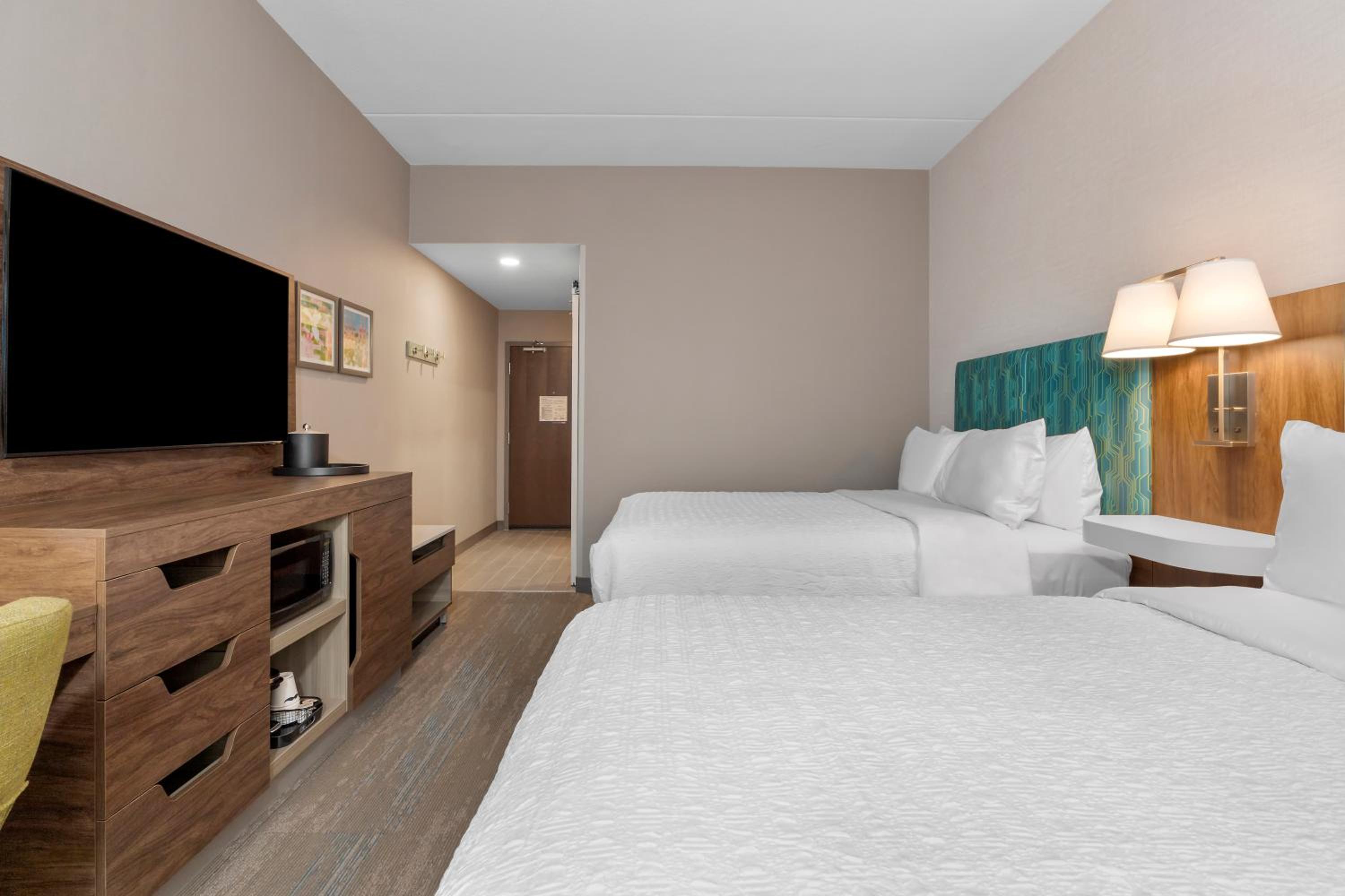 Queen Room with Two Queen Beds - Photo 4