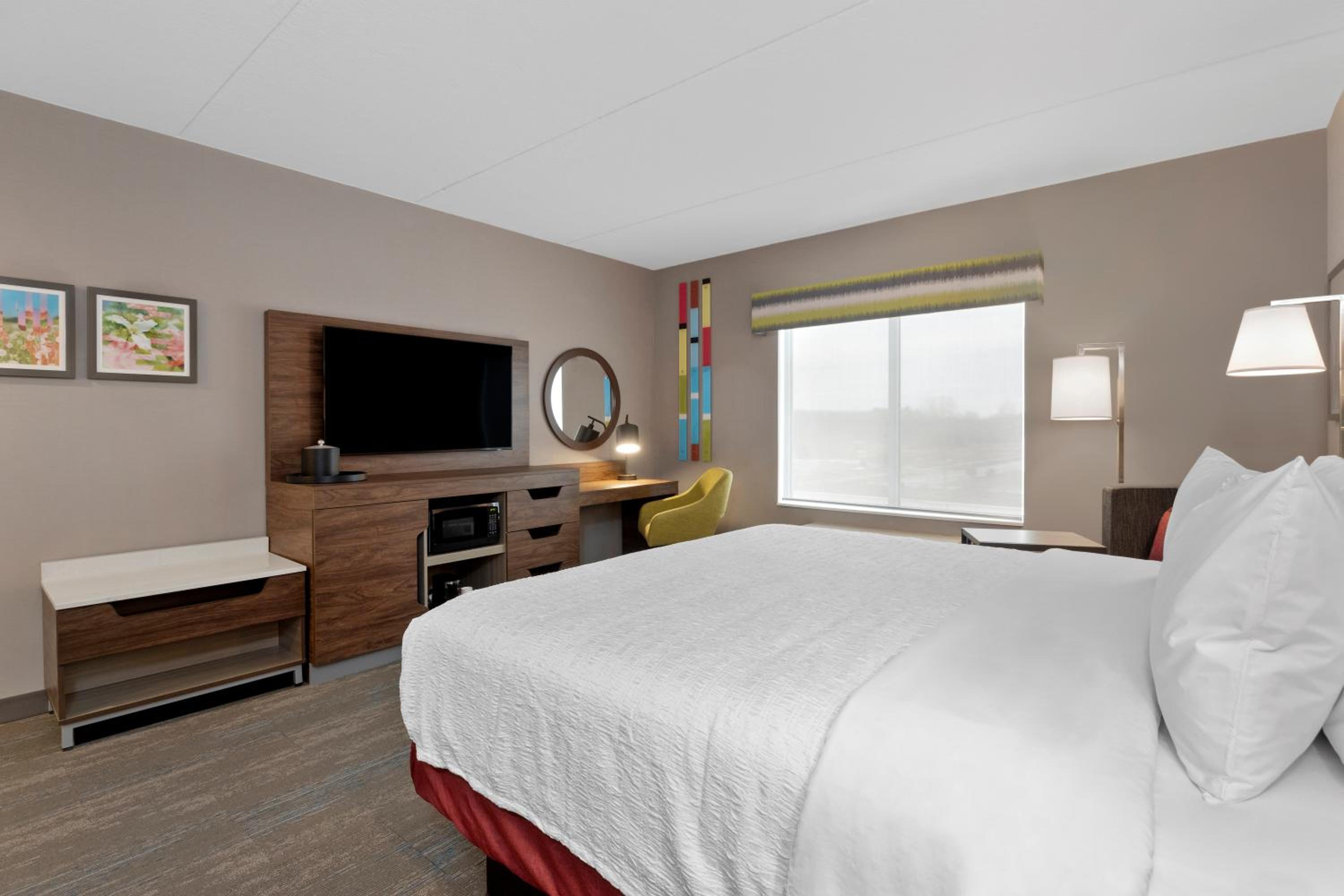 King Room with Microwave/Fridge - Photo 9