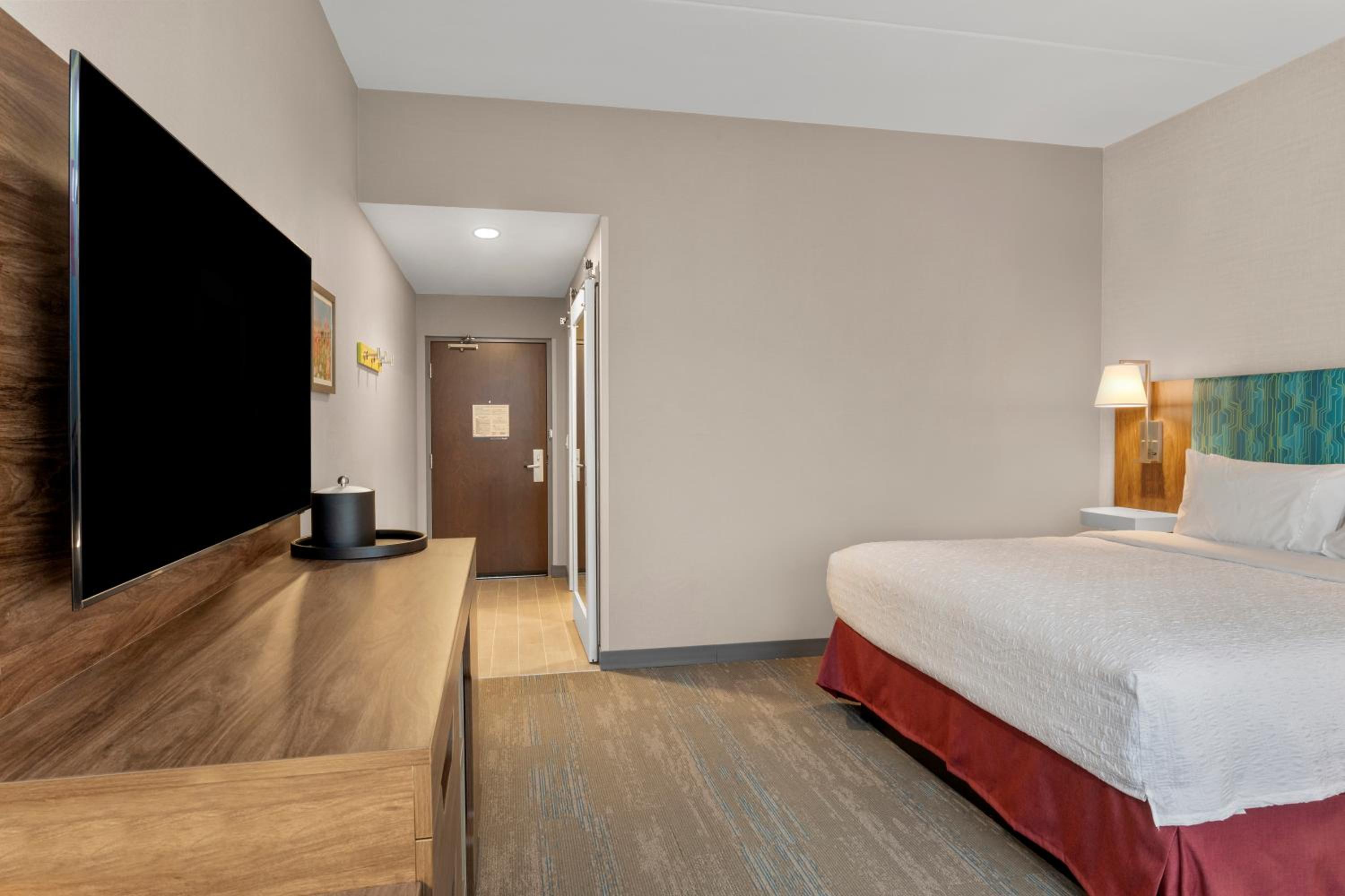 King Room with Microwave/Fridge - Photo 8
