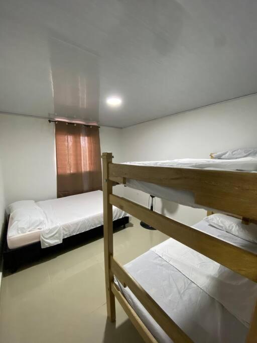 Five-Bedroom House photo 1