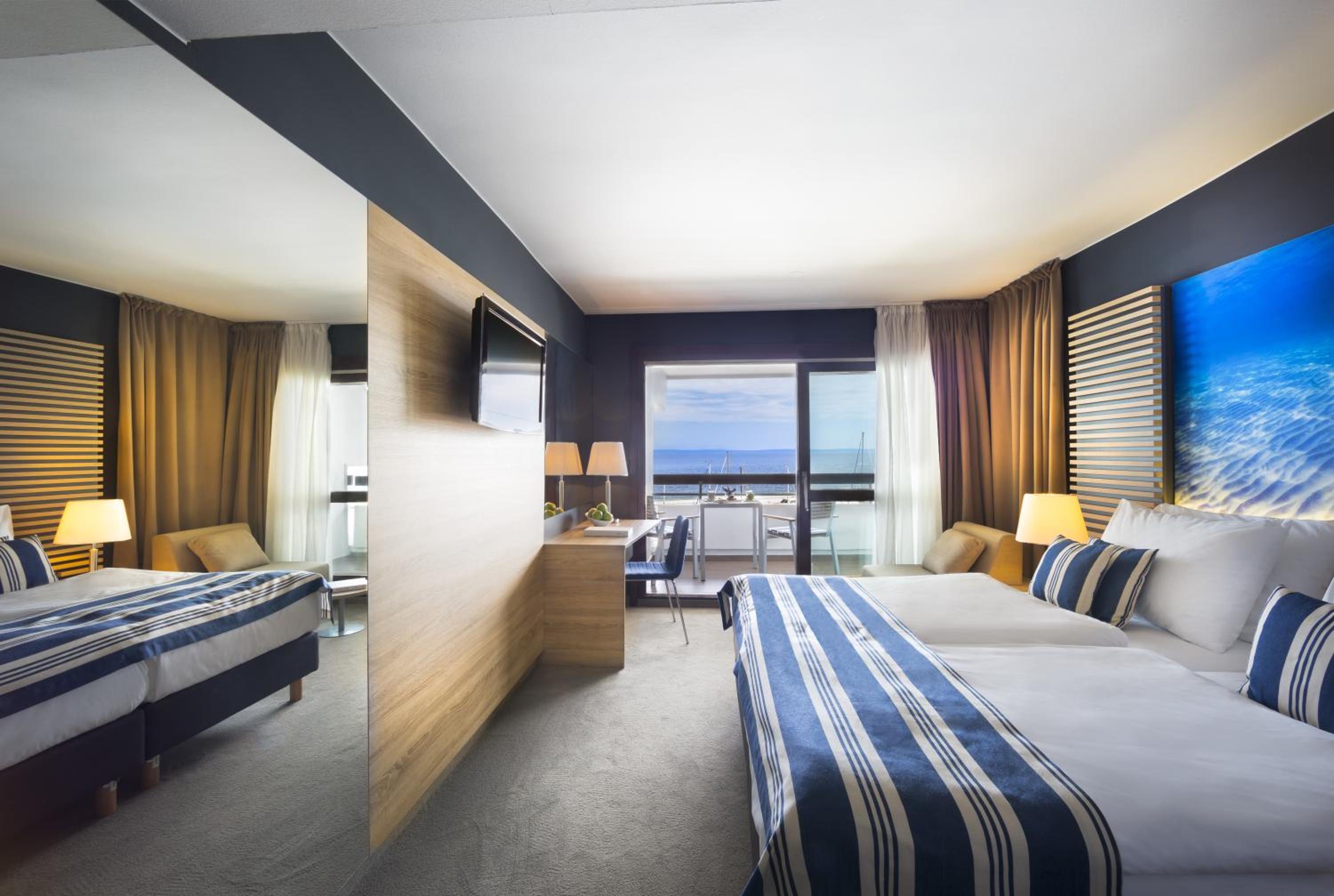 Superior Twin Room with Sea View - Photo 2