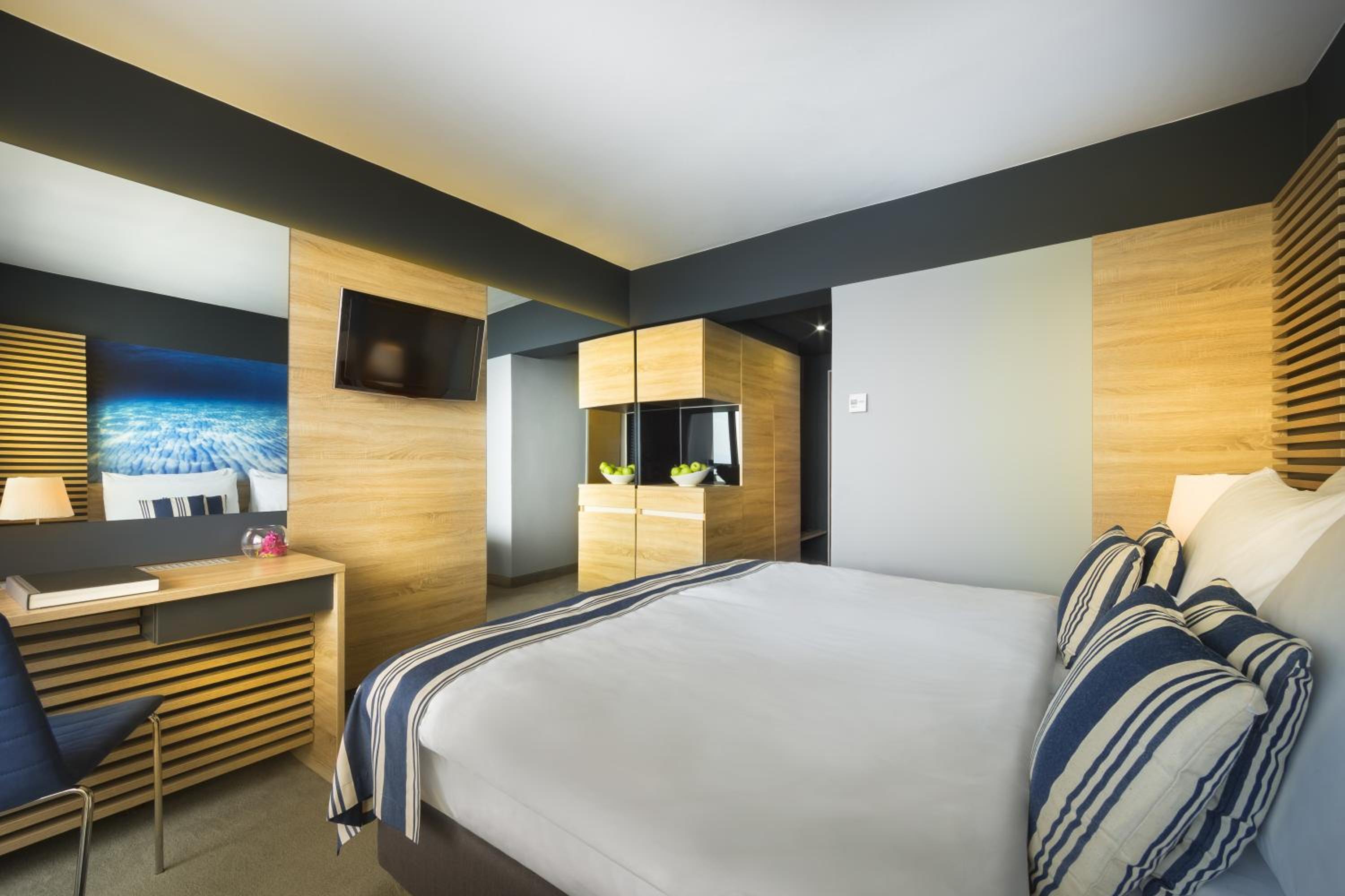 Superior Single Room with Sea View - Photo 2