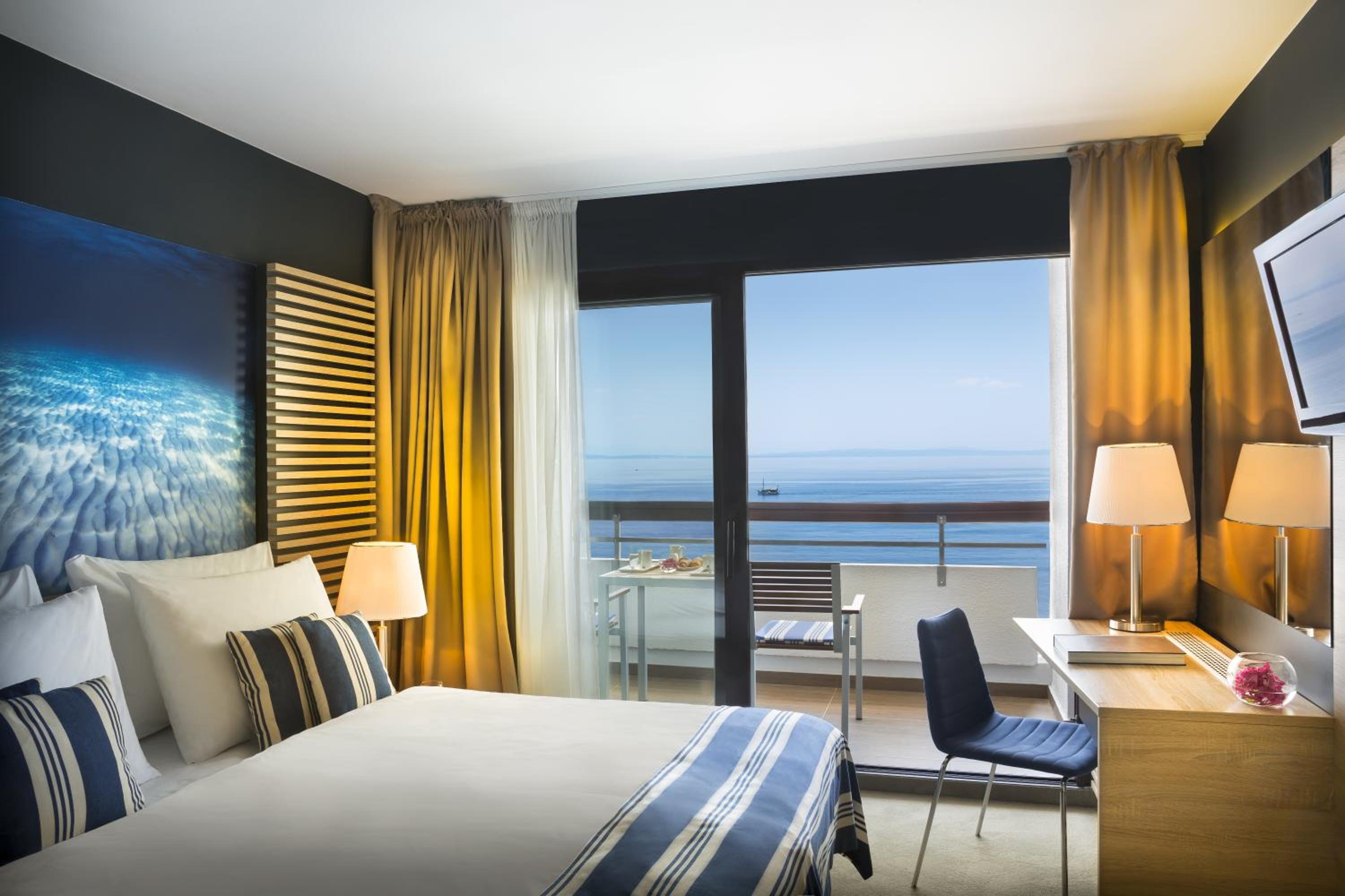 Superior Single Room with Sea View - Photo 3