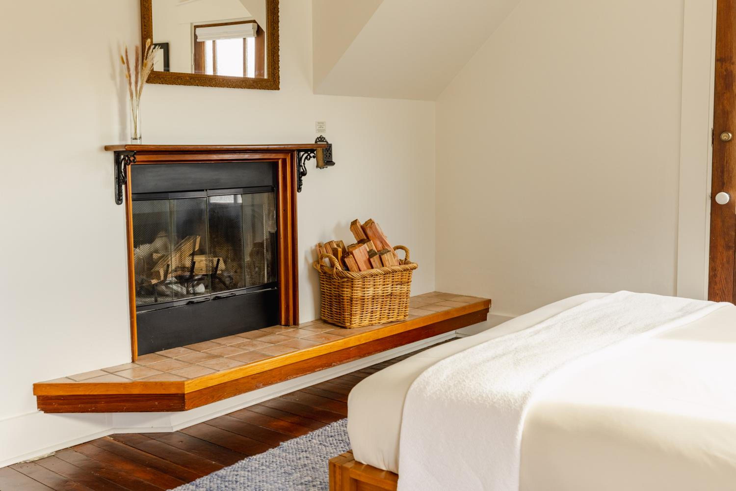Two Room Queen Suite with Ocean View and Balcony photo 2