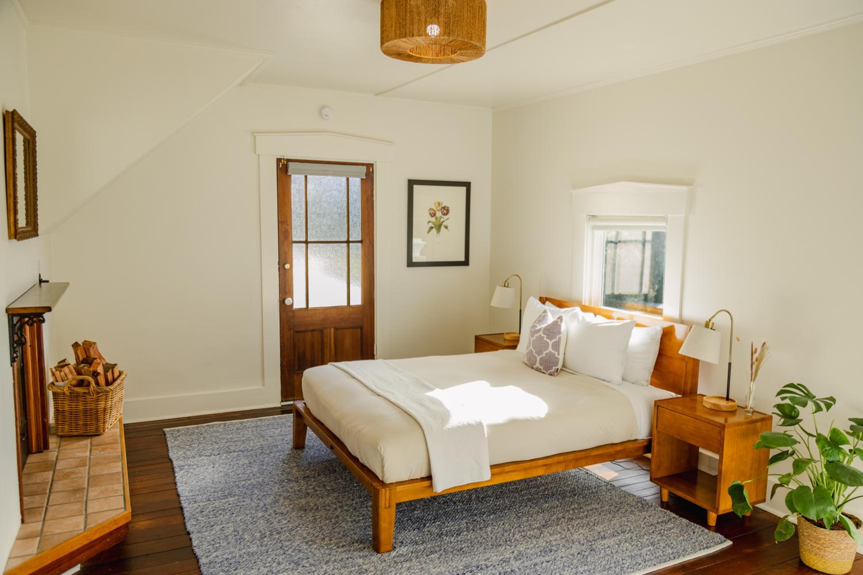 Two Room Queen Suite with Ocean View and Balcony photo 3