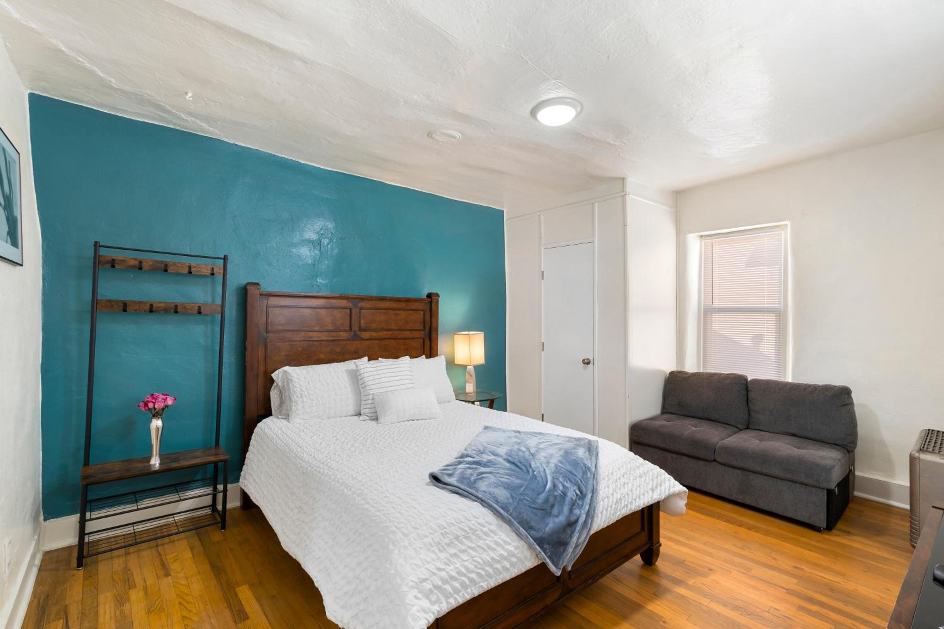 One-Bedroom Apartment photo 1