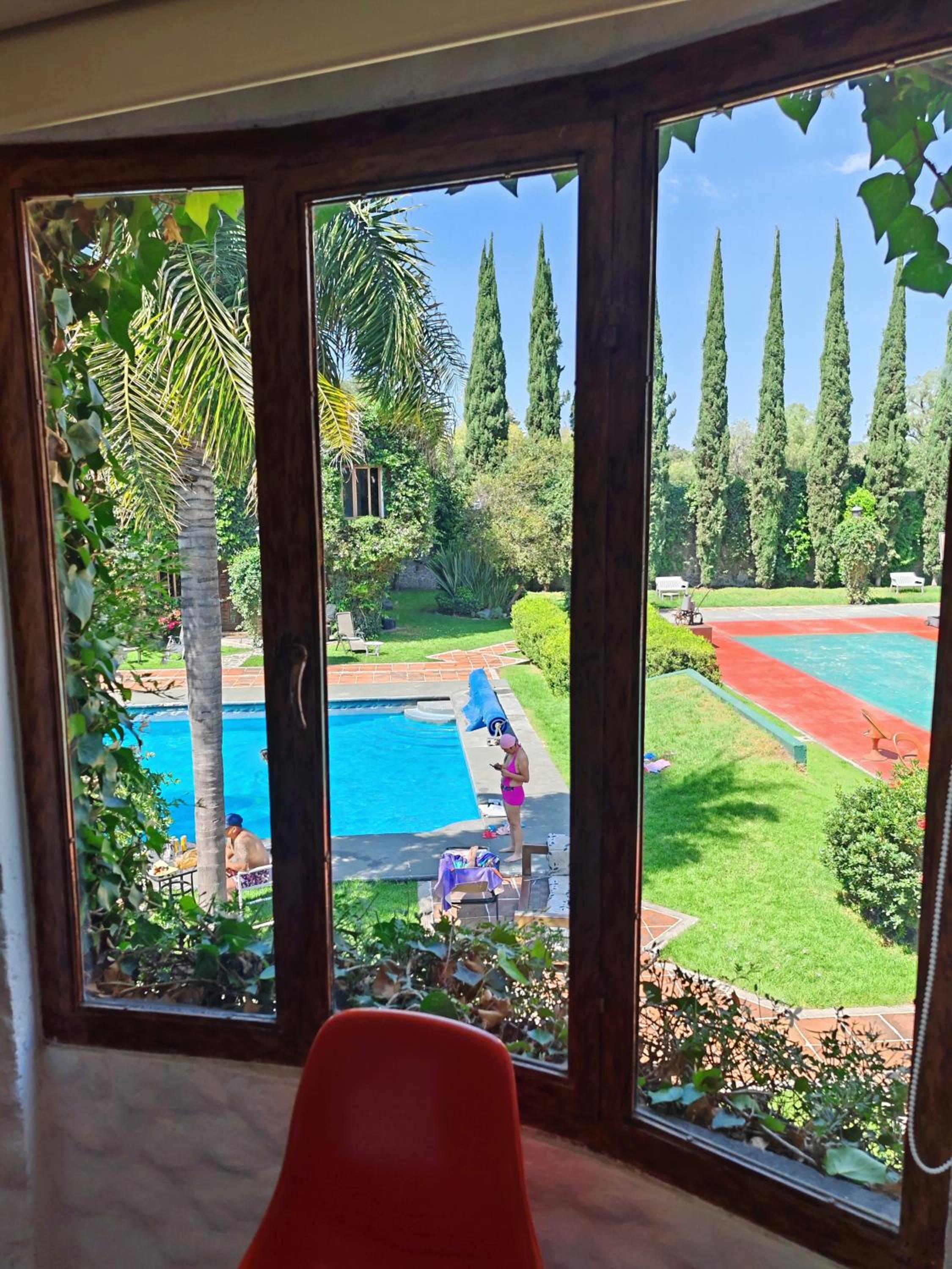 Deluxe Queen Room with Pool View photo 3