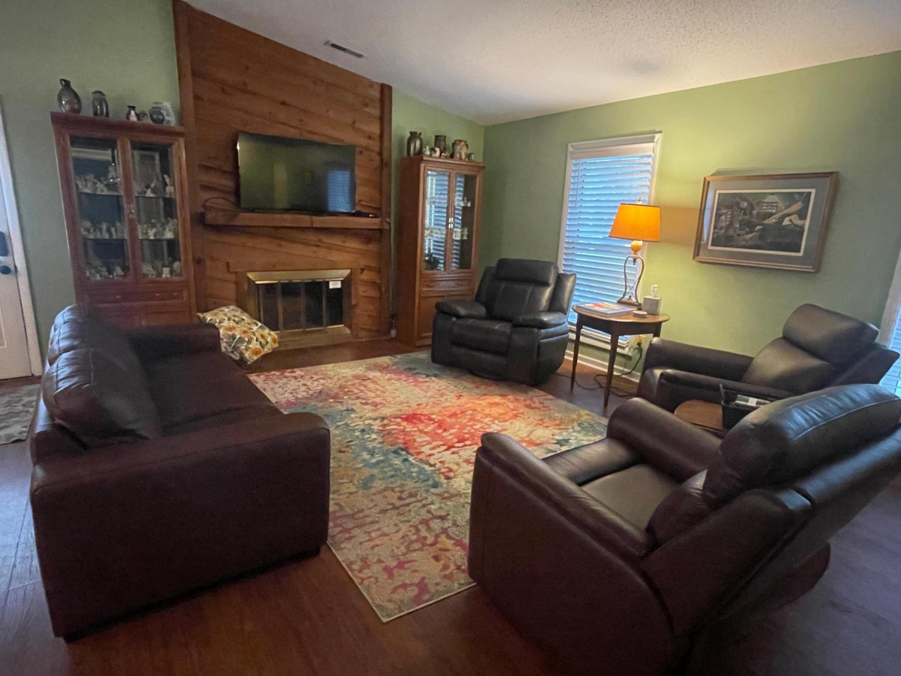 Three-Bedroom House photo 3