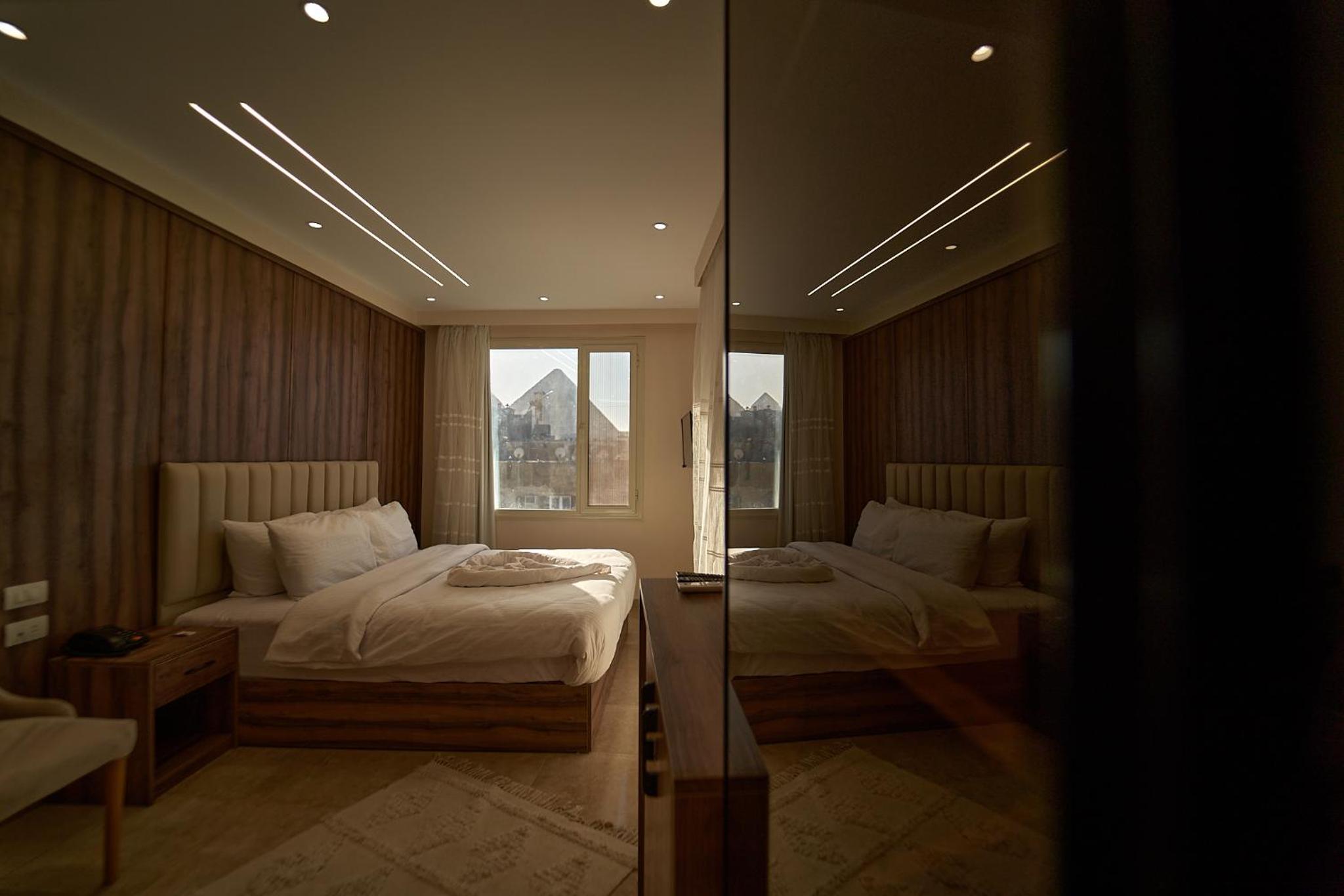 King Room With Pyramids View