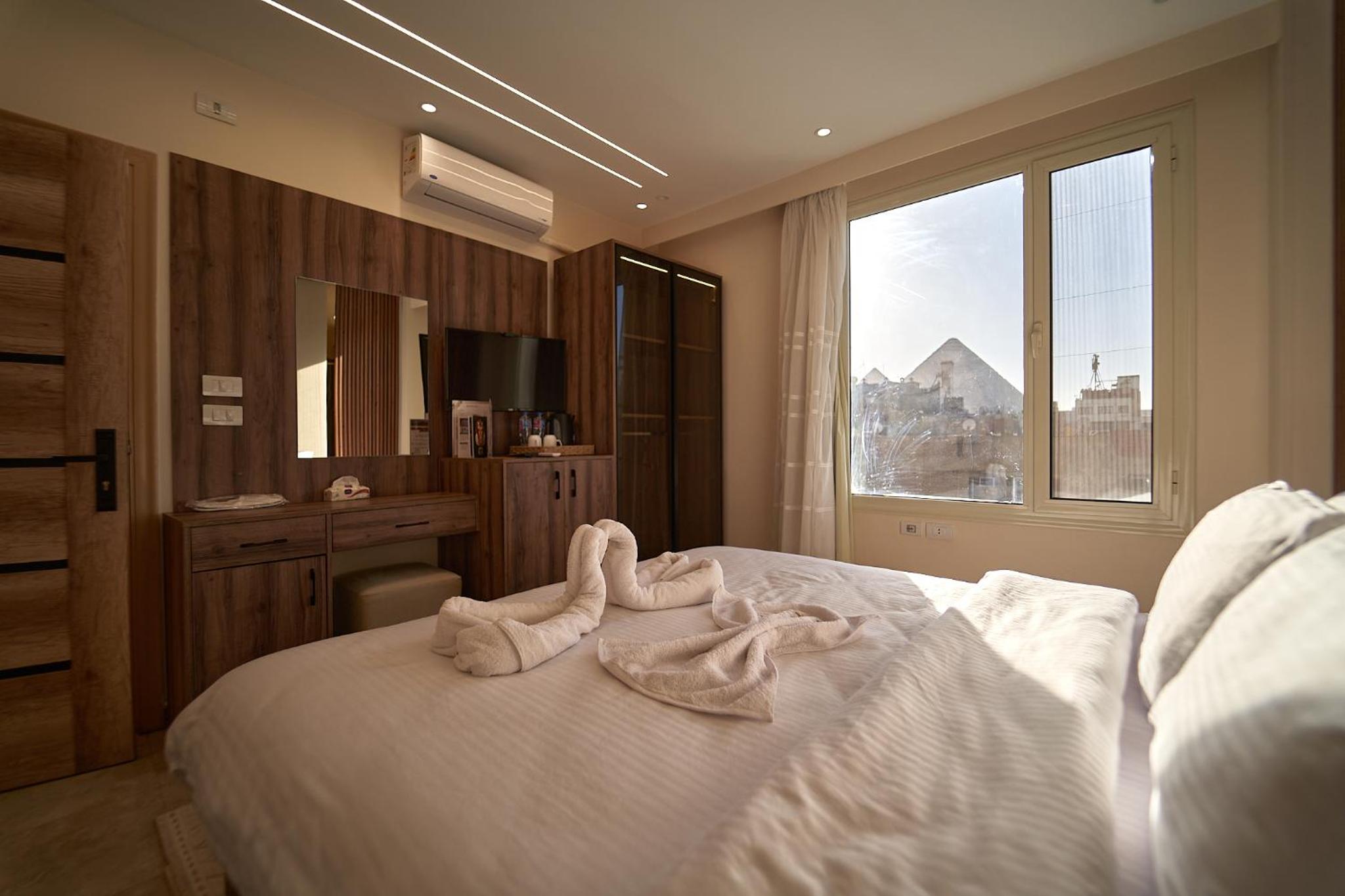 Queen Room With Pyramids View