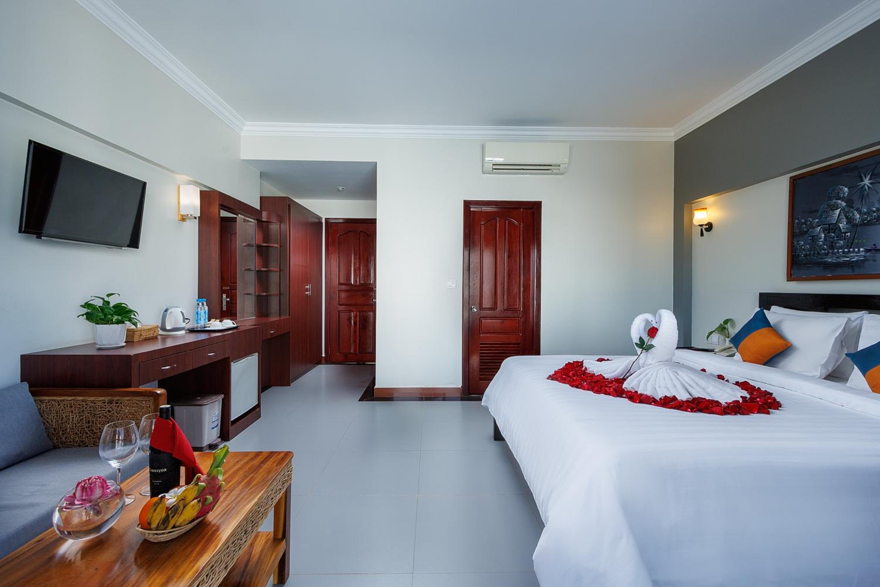 Deluxe Double Room with Balcony - Photo 15