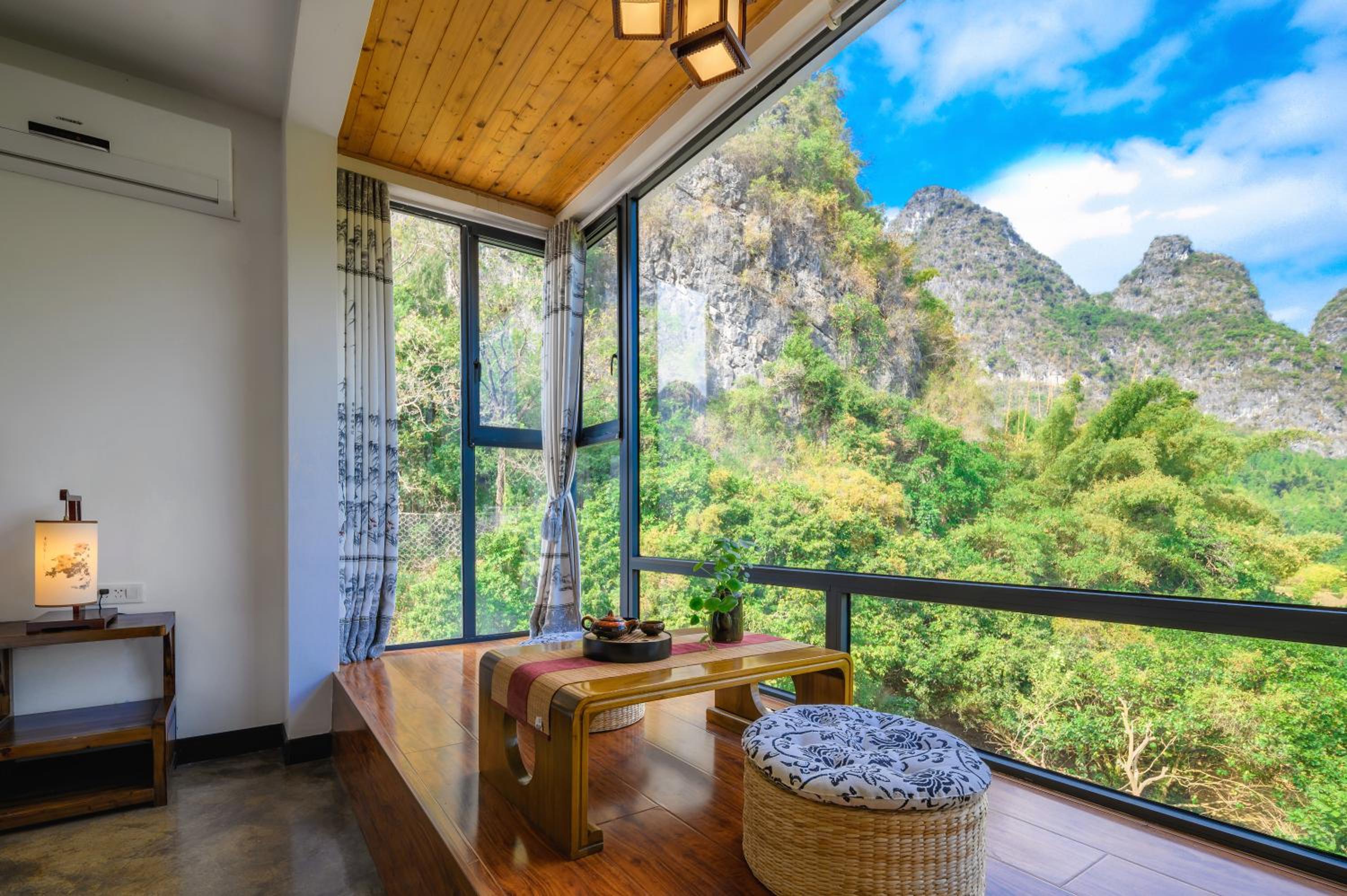 Double or Twin Room with Mountain View